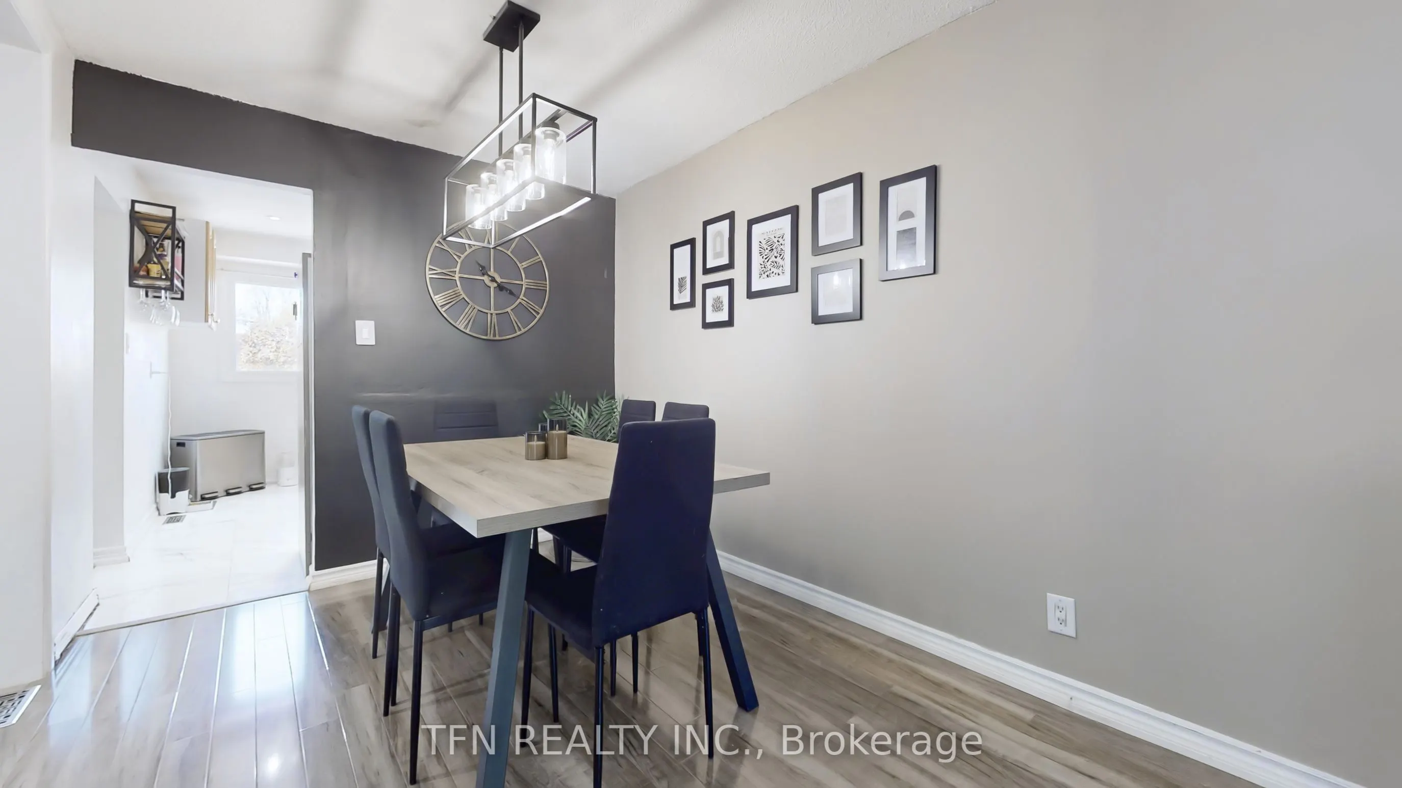 52 Adelaide Street, #32