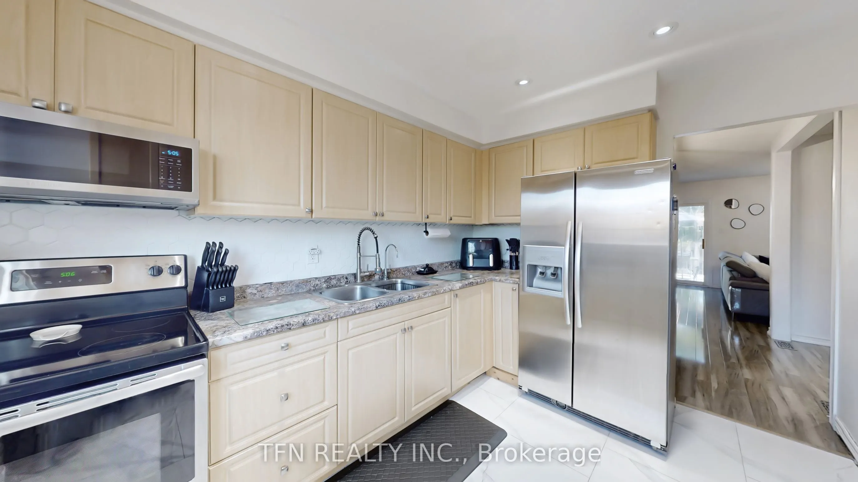 52 Adelaide Street, #32