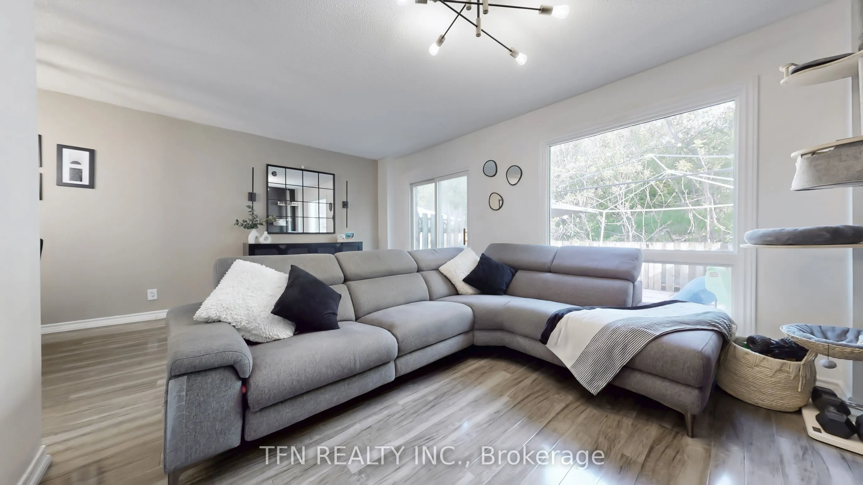 52 Adelaide Street, #32