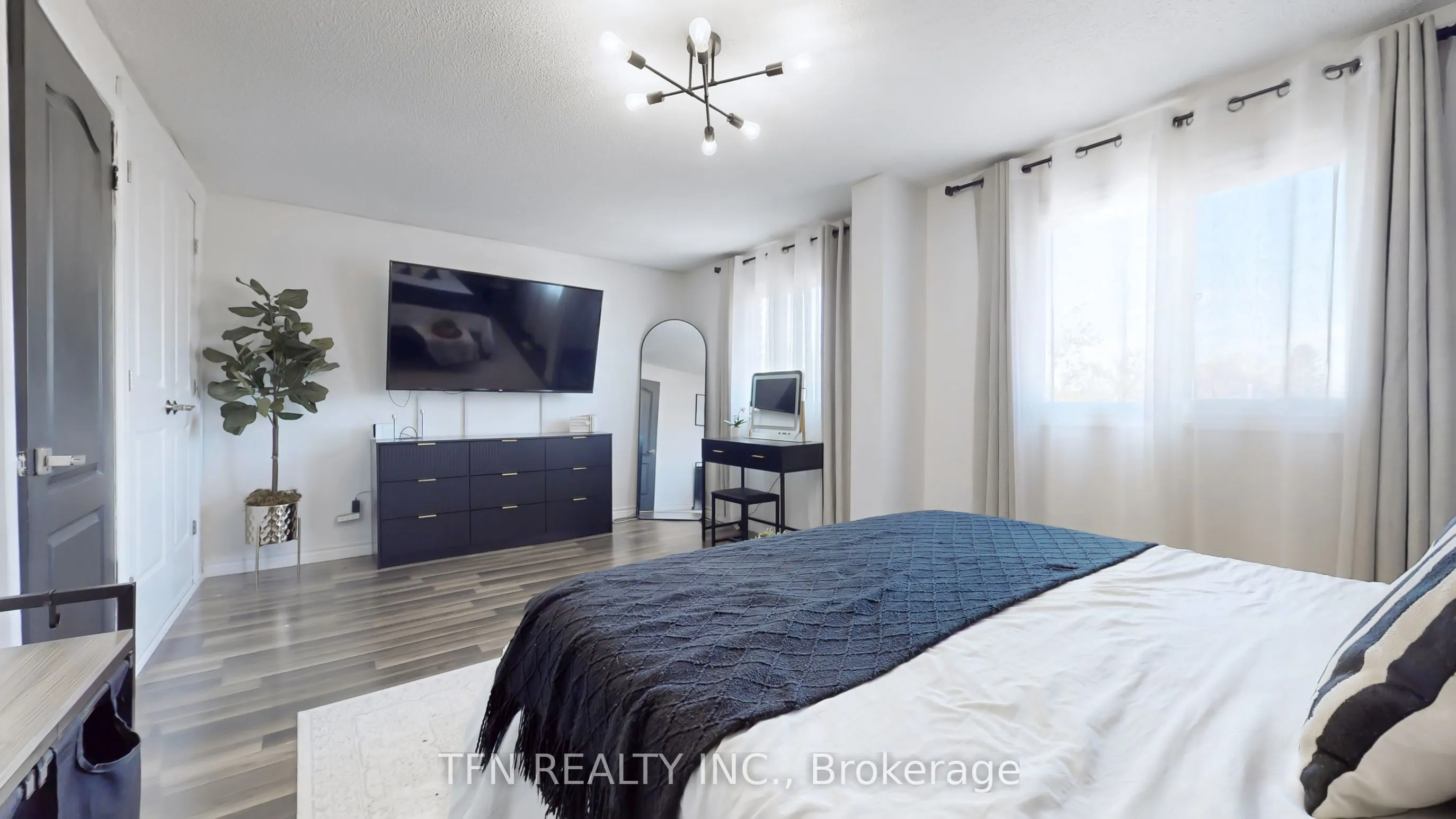 52 Adelaide Street, #32