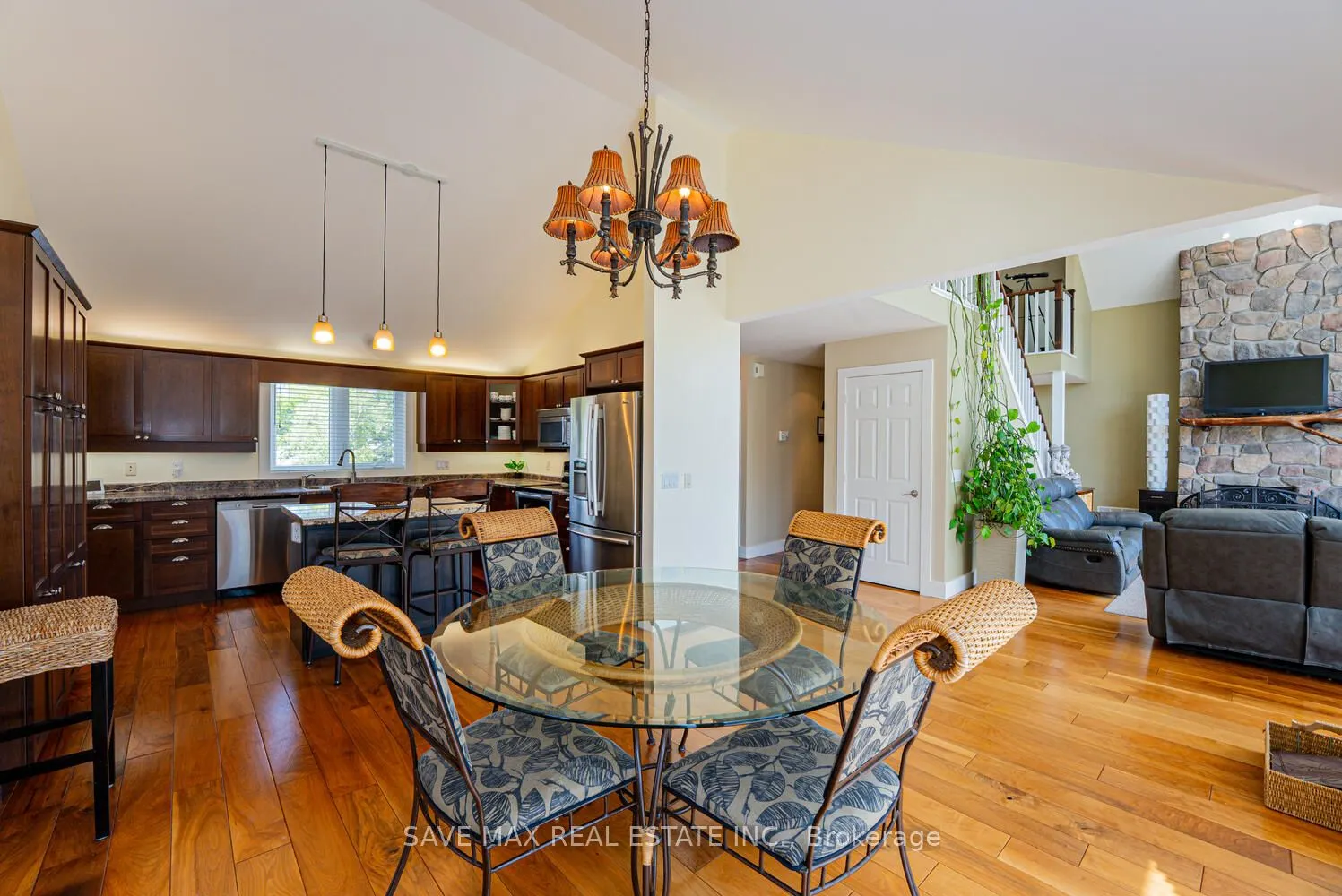 3786 Leo Crescent