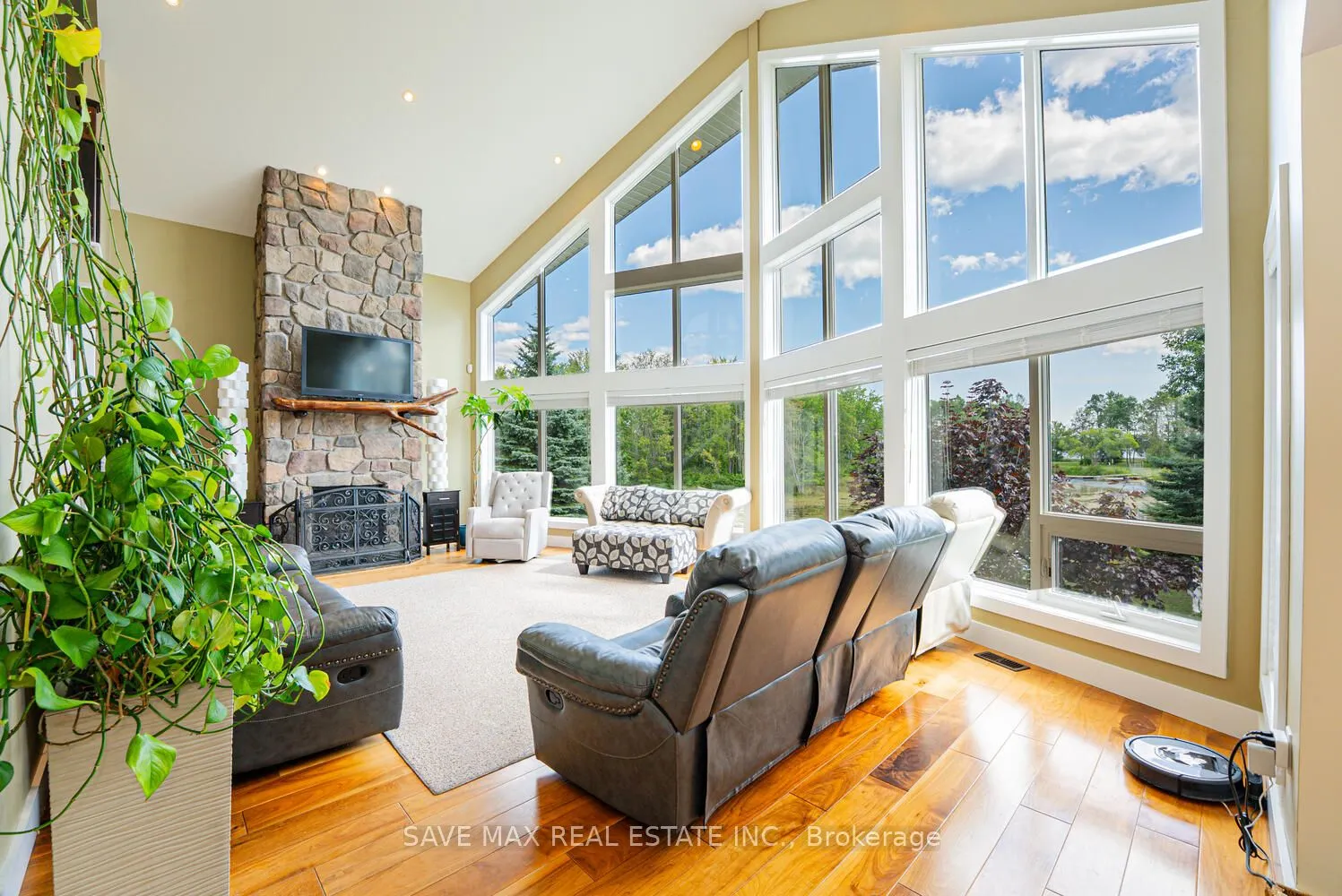 3786 Leo Crescent