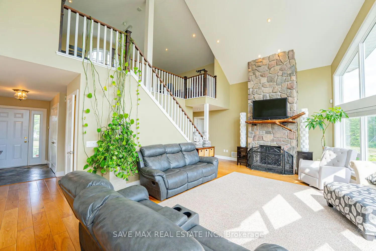 3786 Leo Crescent