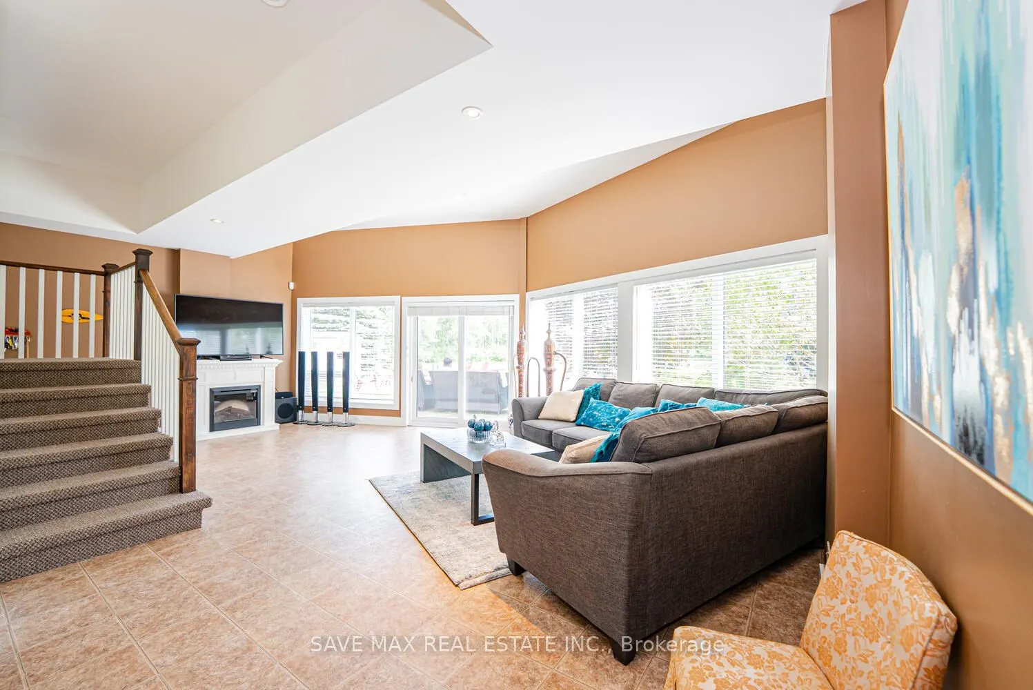 3786 Leo Crescent