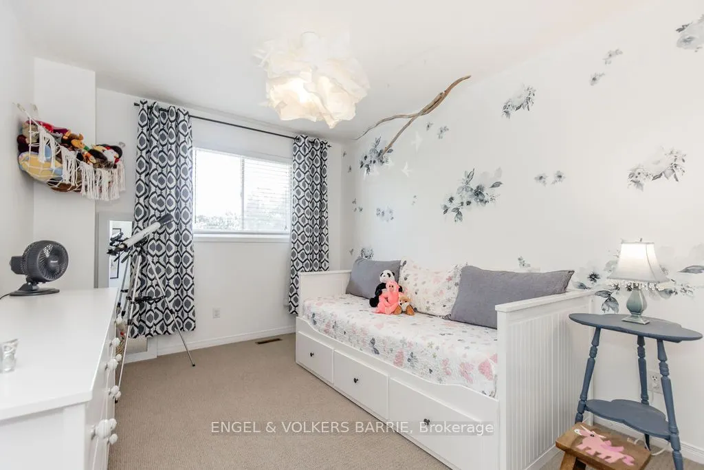33 Etherington Crescent
