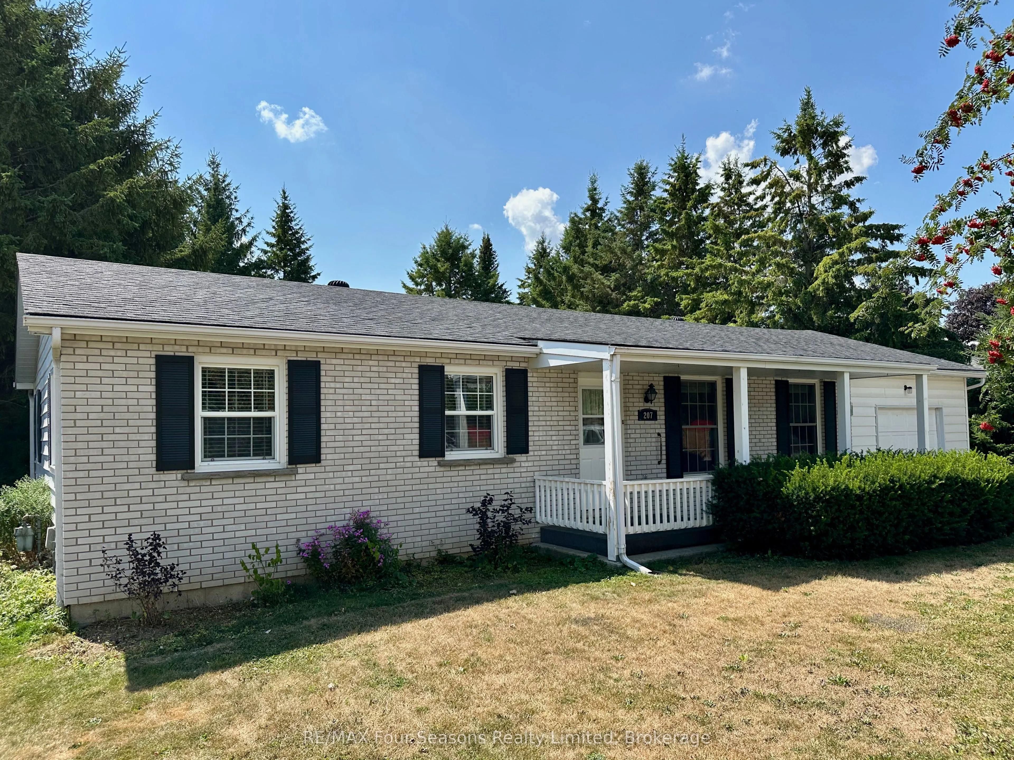 207 CHRISTOPHER Street