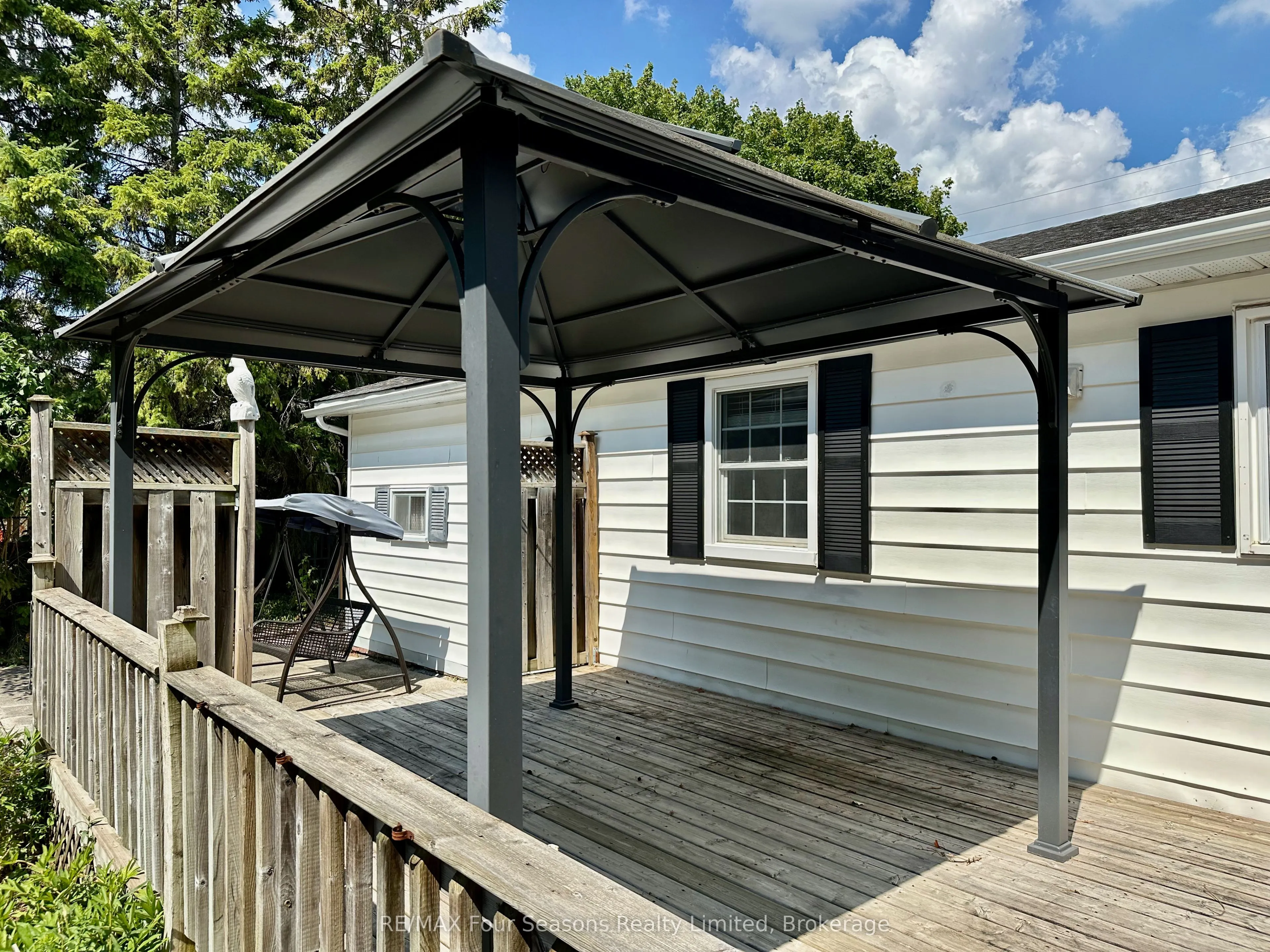 207 CHRISTOPHER Street