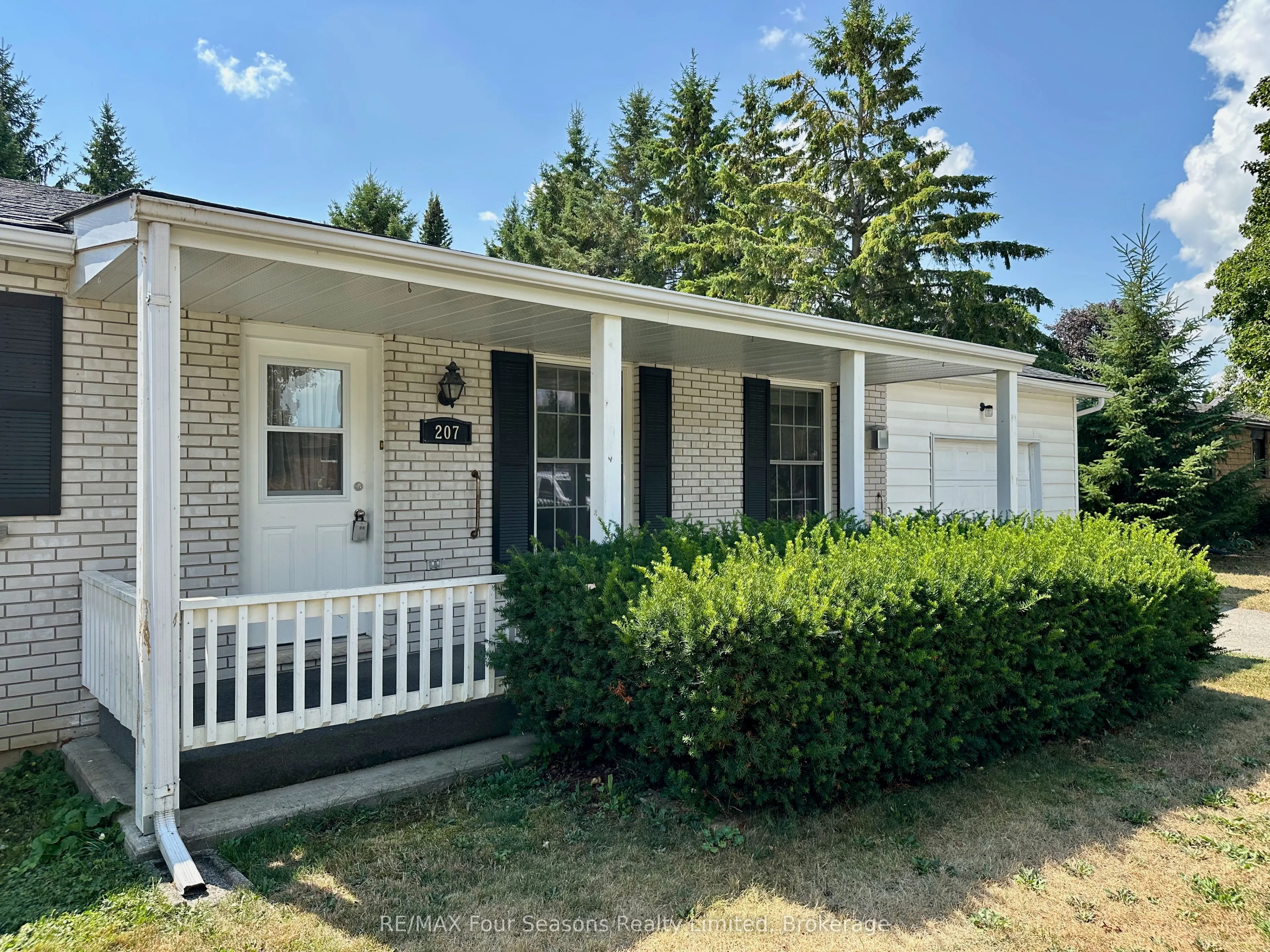 207 CHRISTOPHER Street