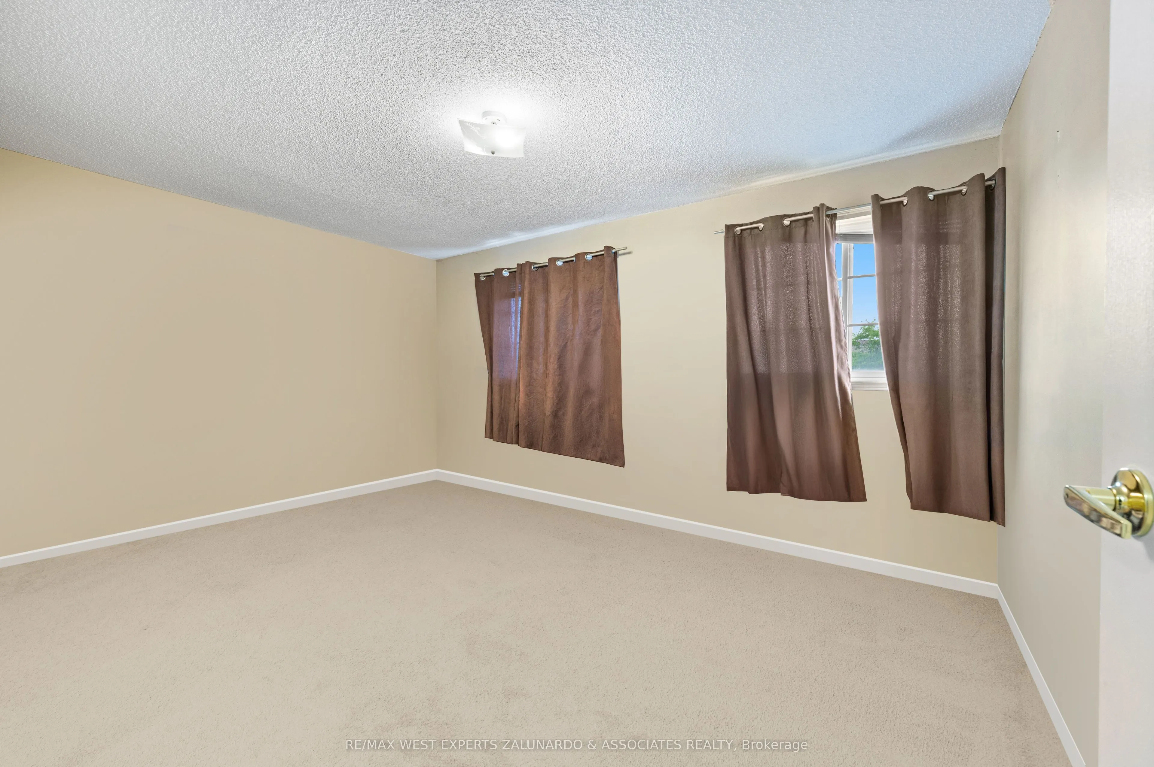 11 Raymond Crescent