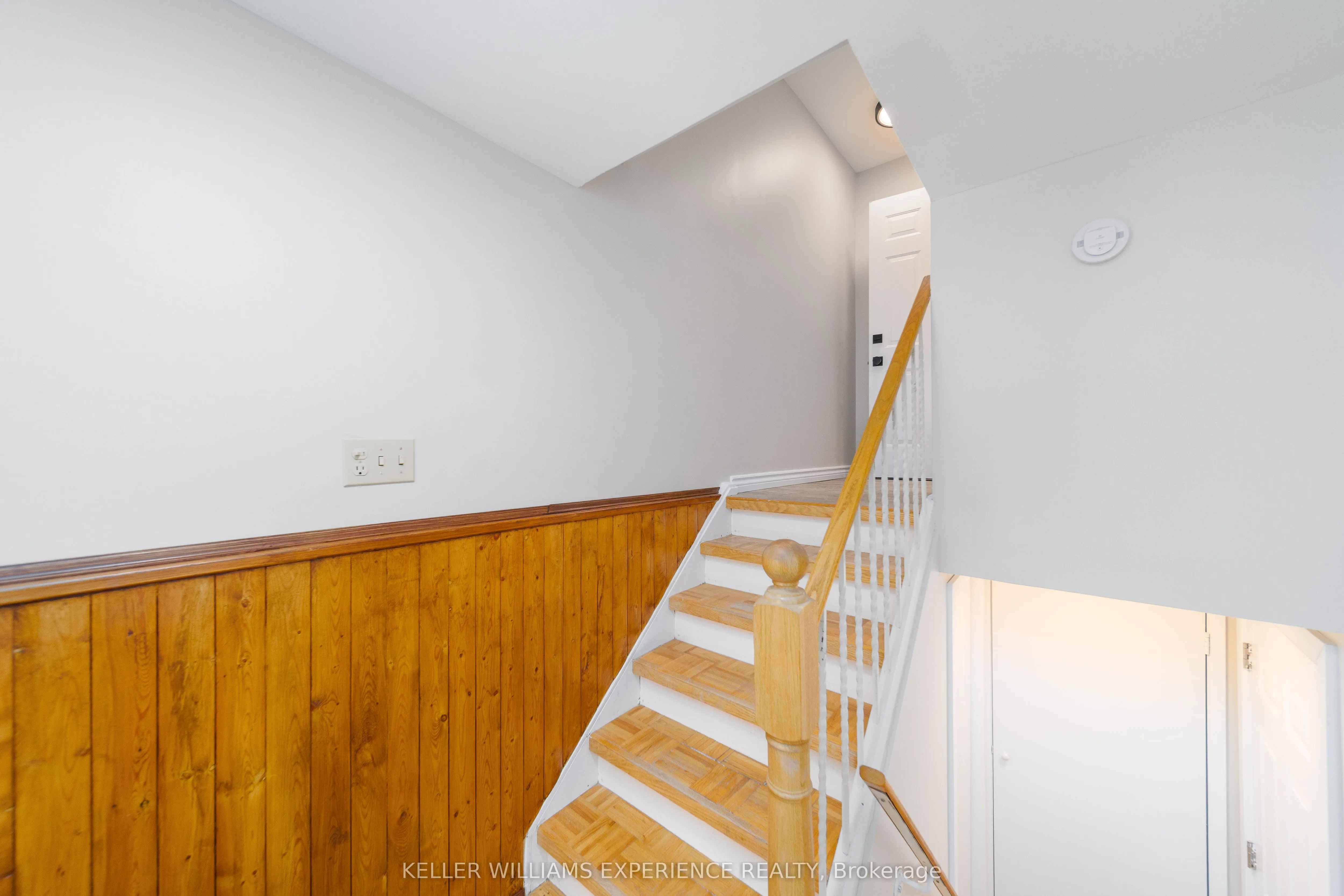 14 ASHDALE Court, #MAIN/UPPER LEVEL