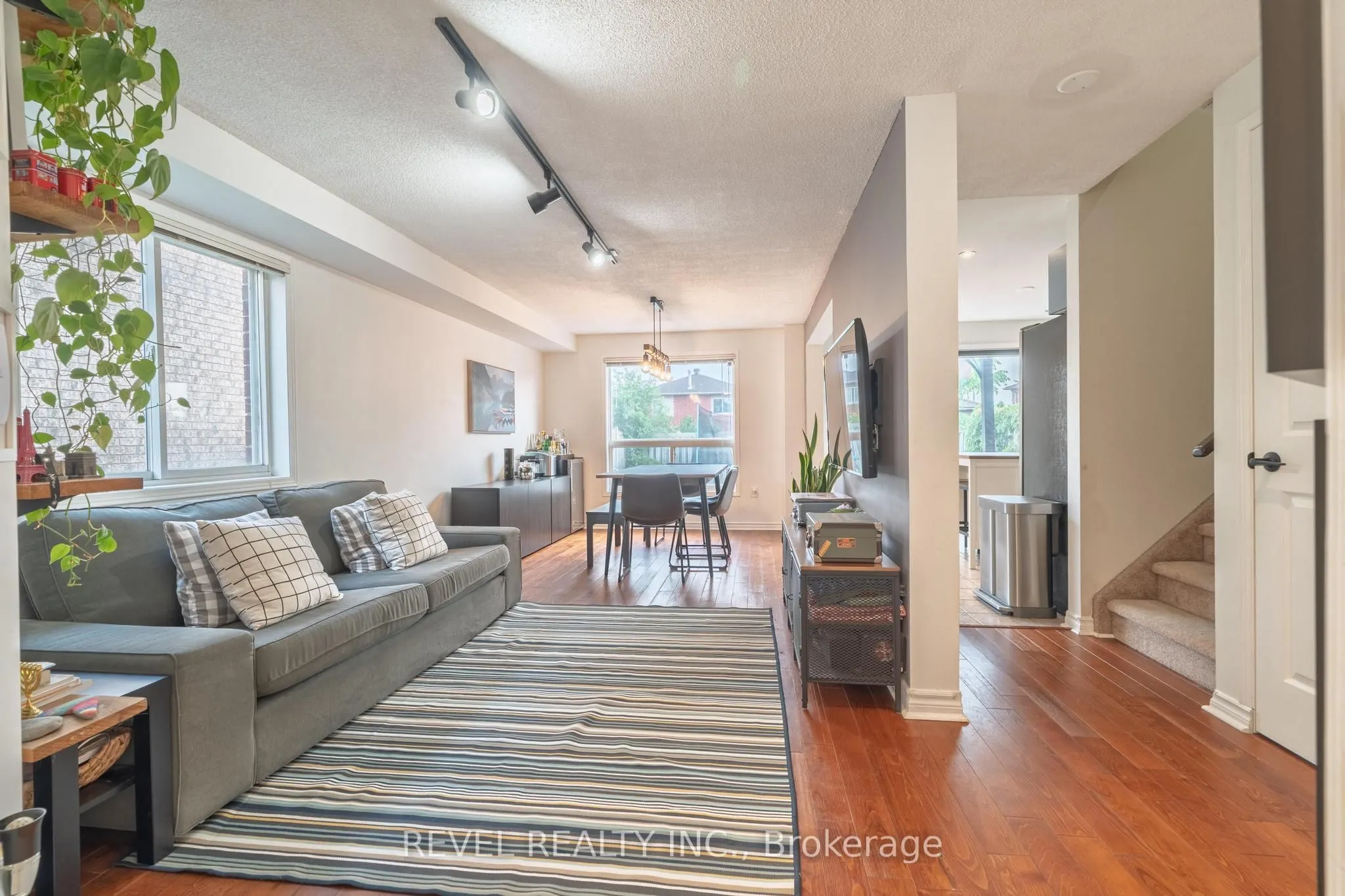 351 Dunsmore Lane E