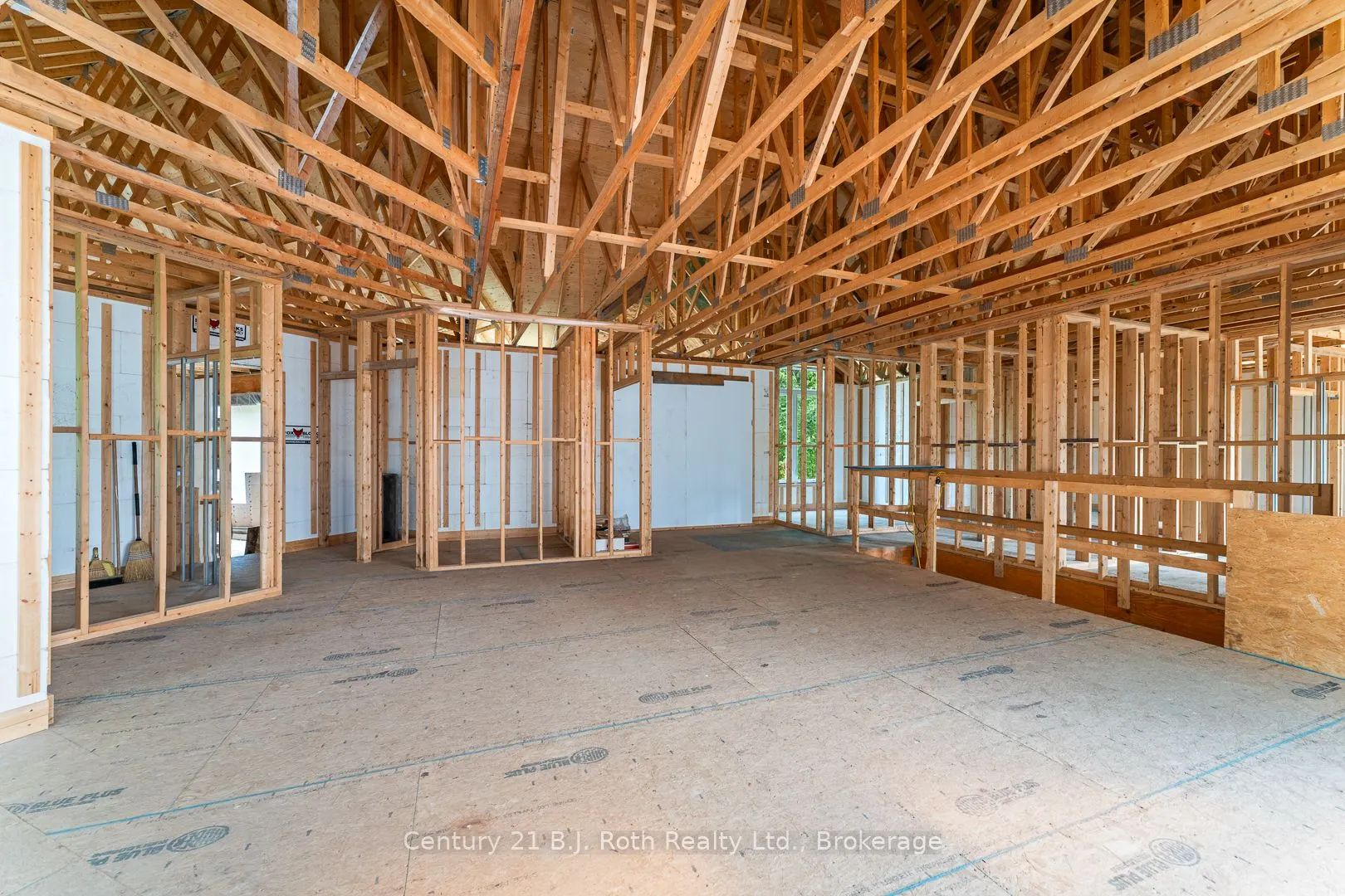 8126 Oakridge Drive