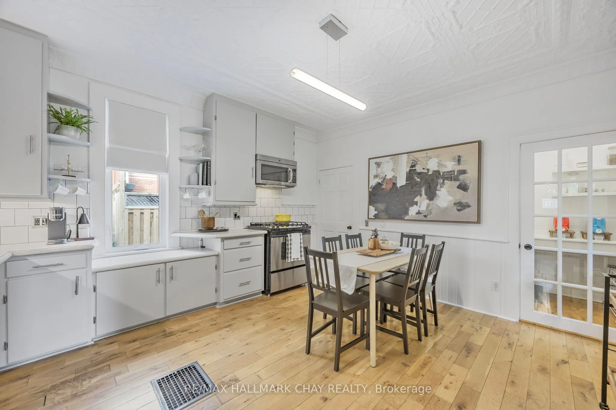 230 Mississaga Street W