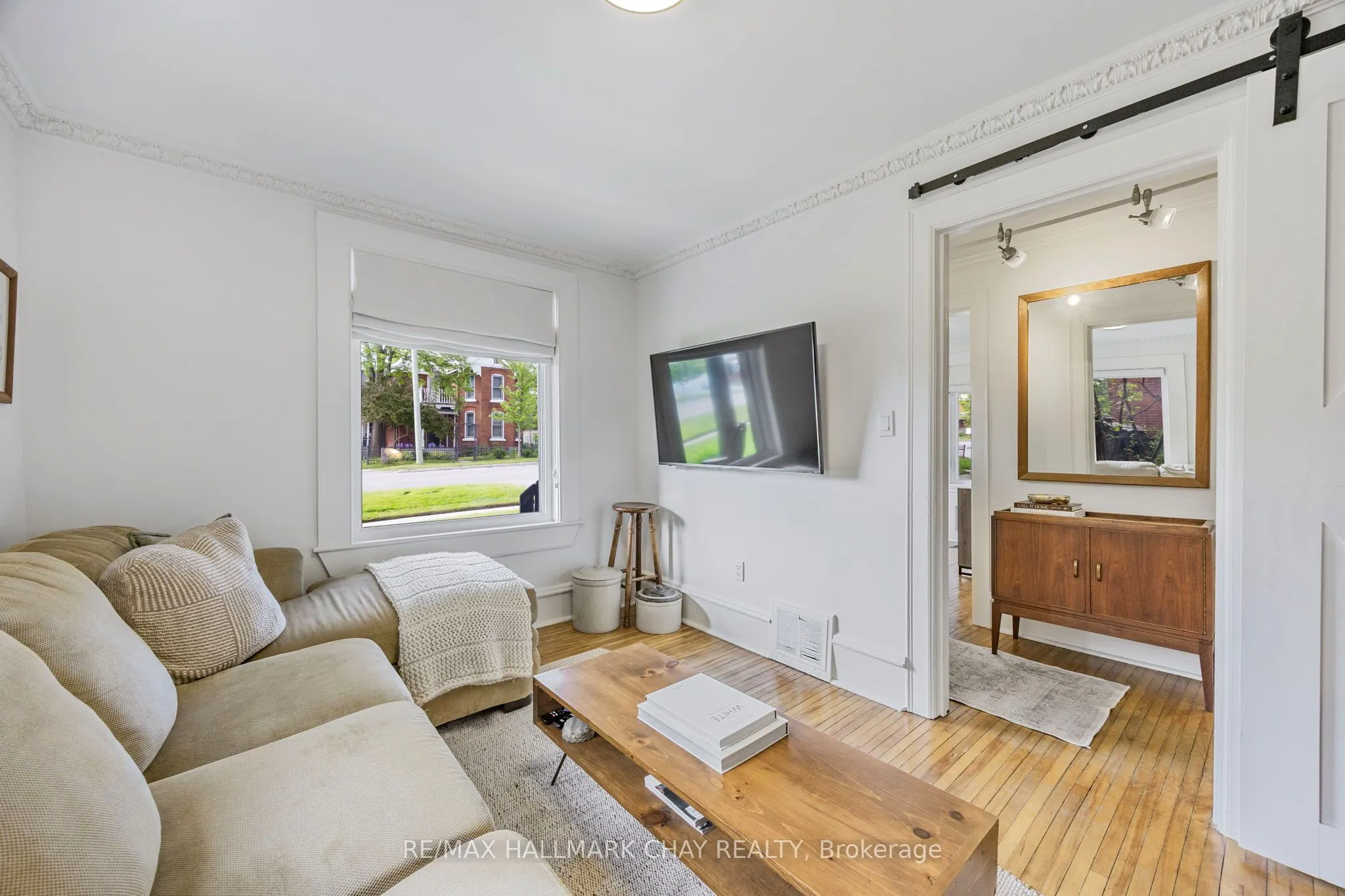 230 Mississaga Street W