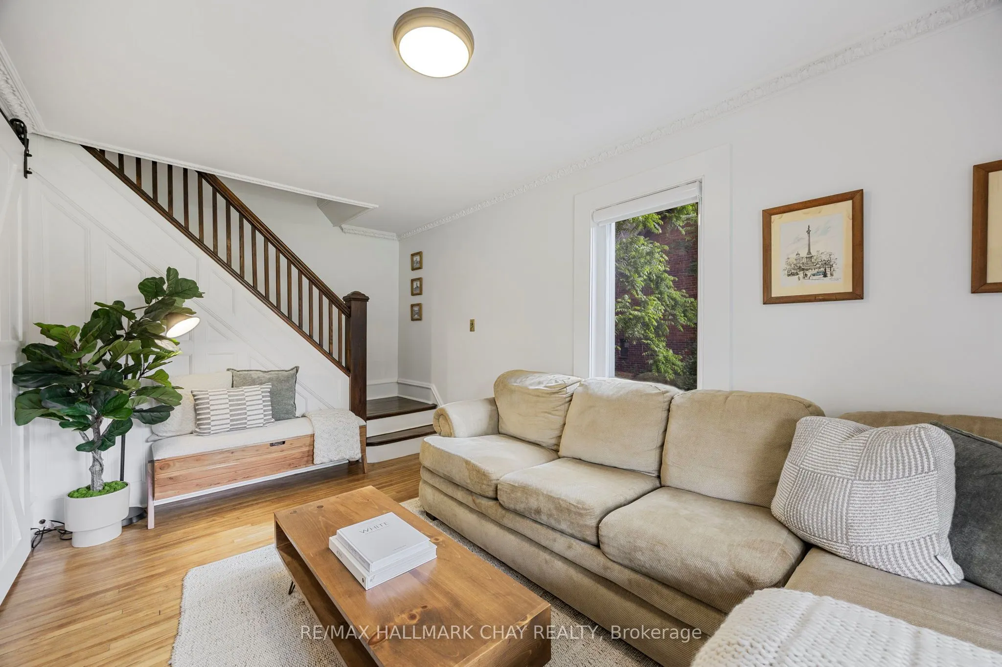 230 Mississaga Street W