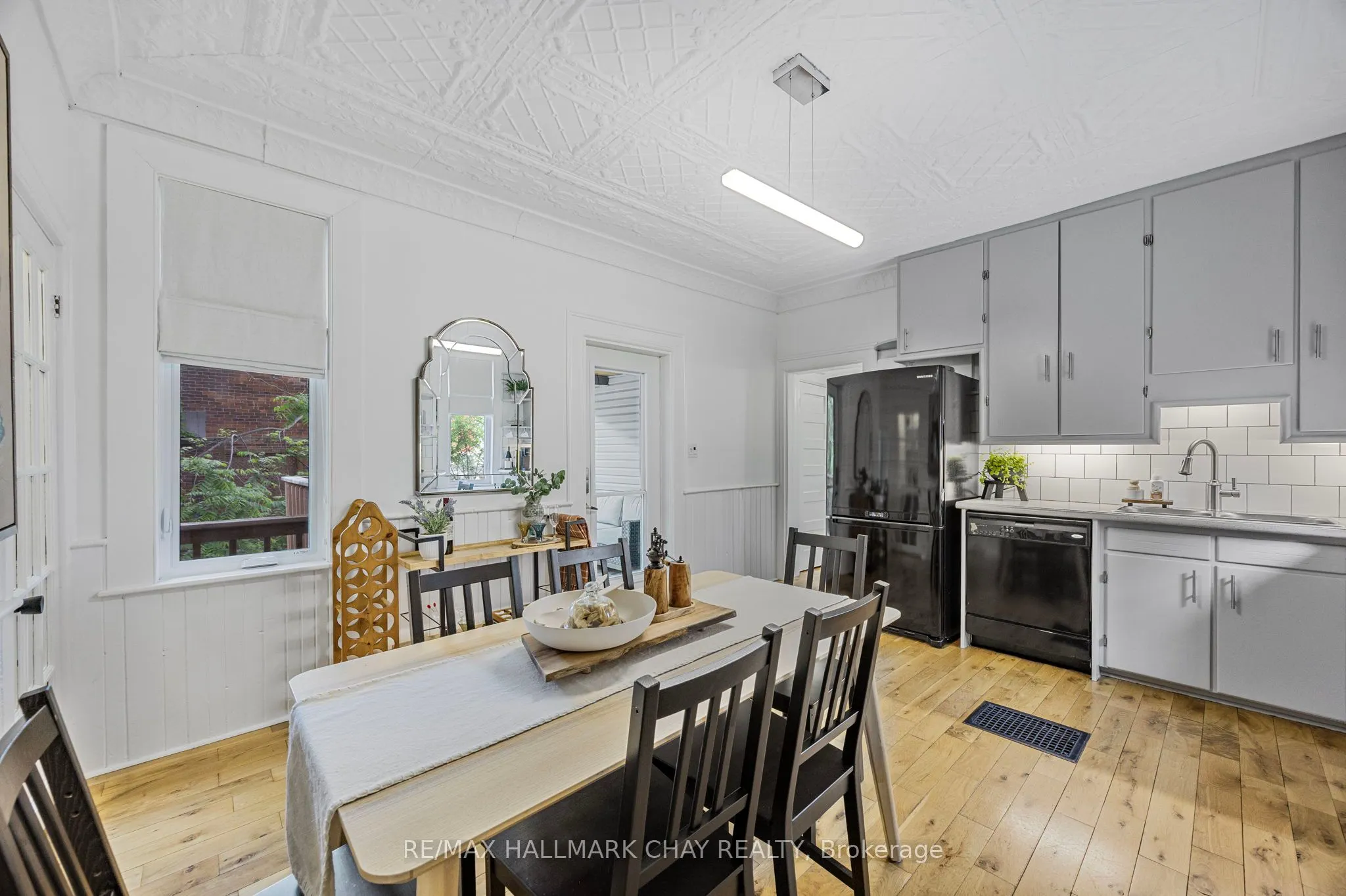 230 Mississaga Street W