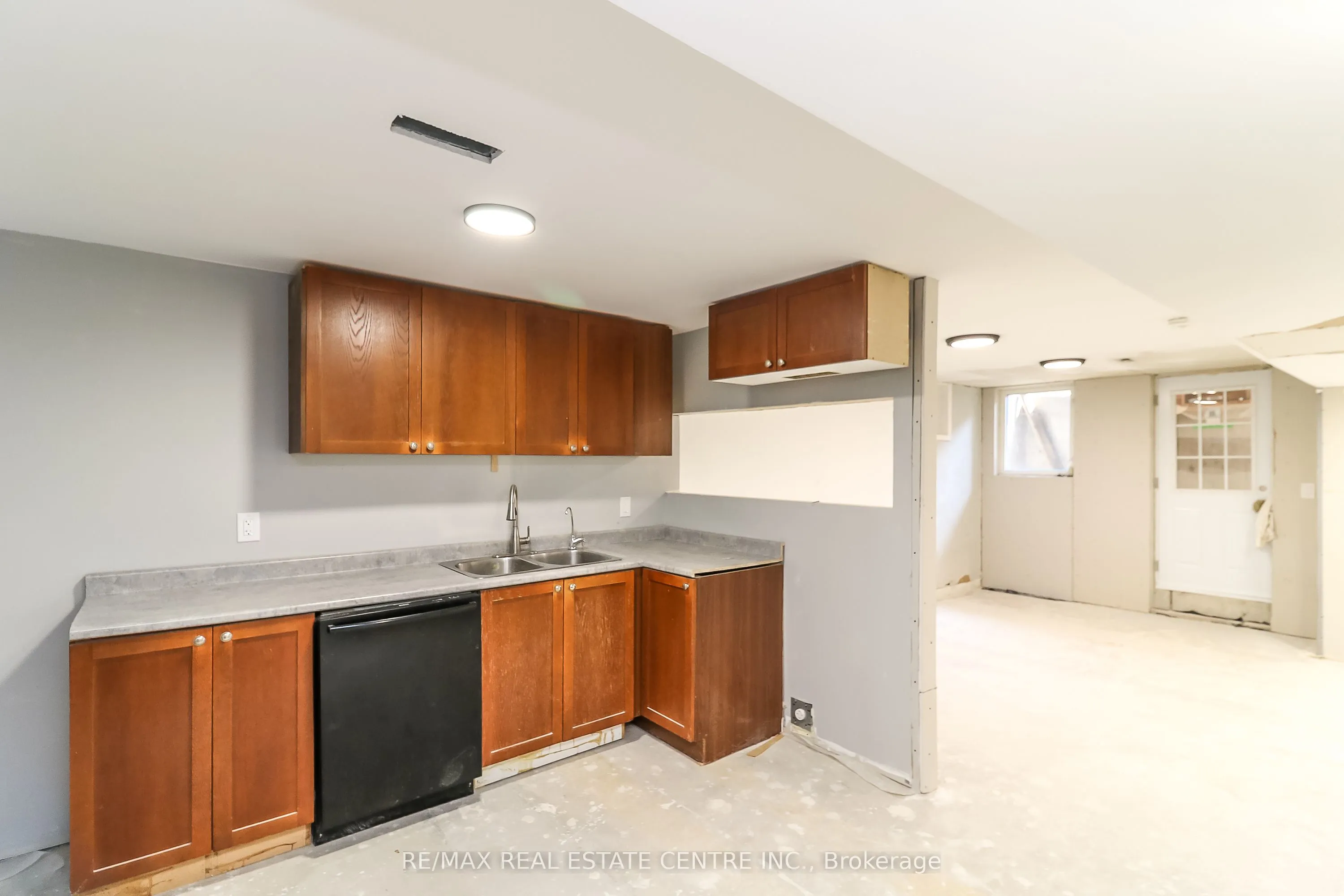 304 Cundles Road W
