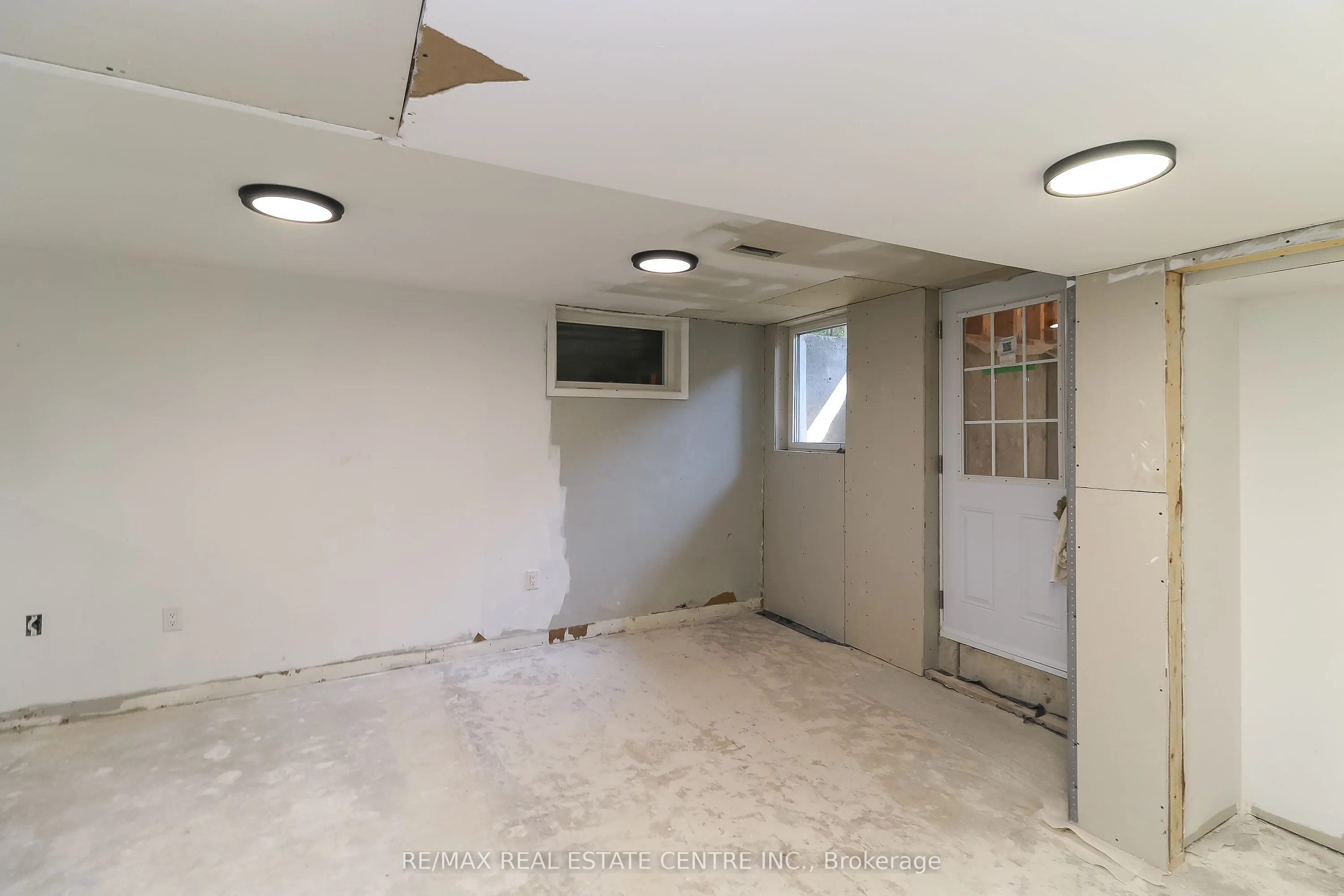 304 Cundles Road W