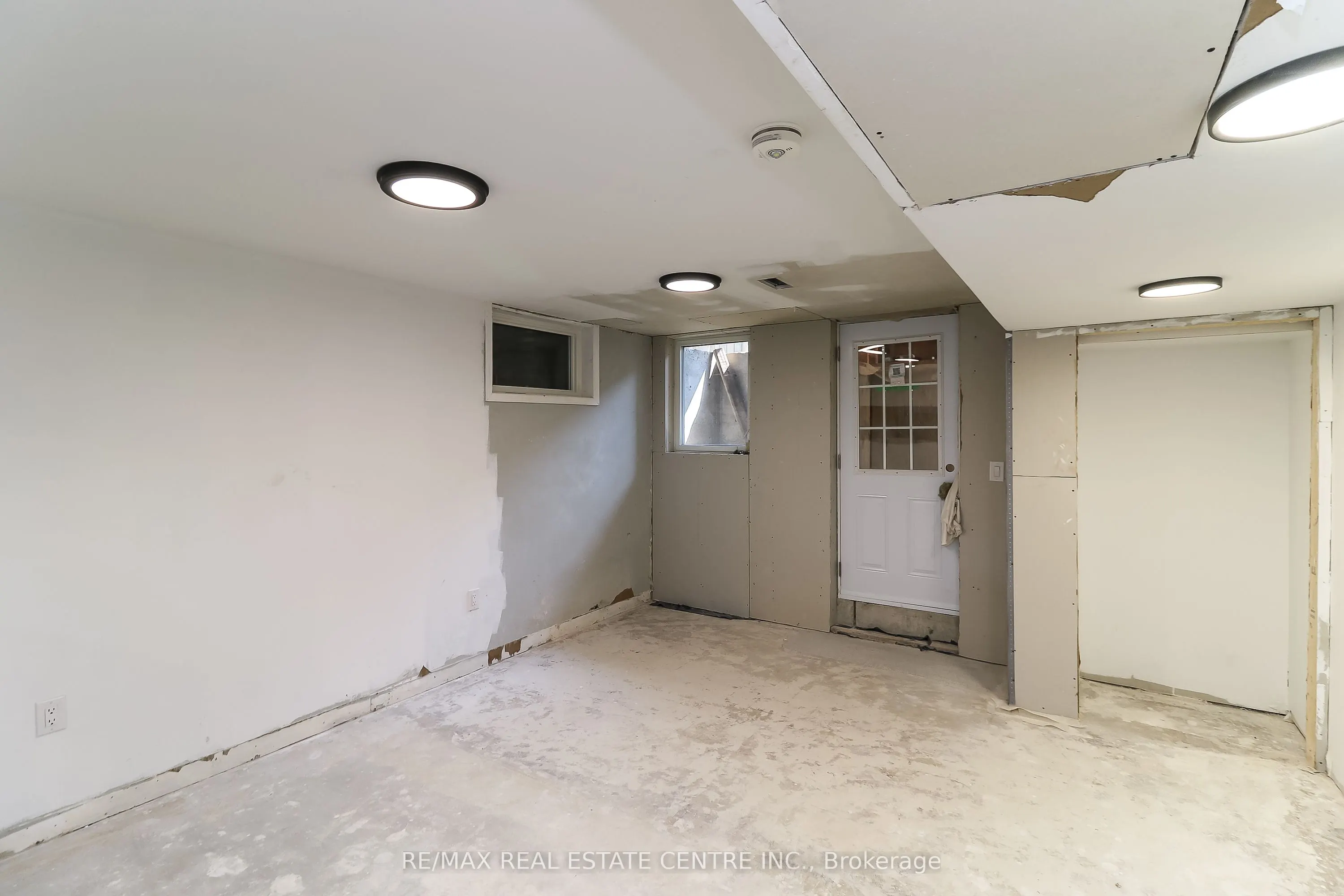304 Cundles Road W