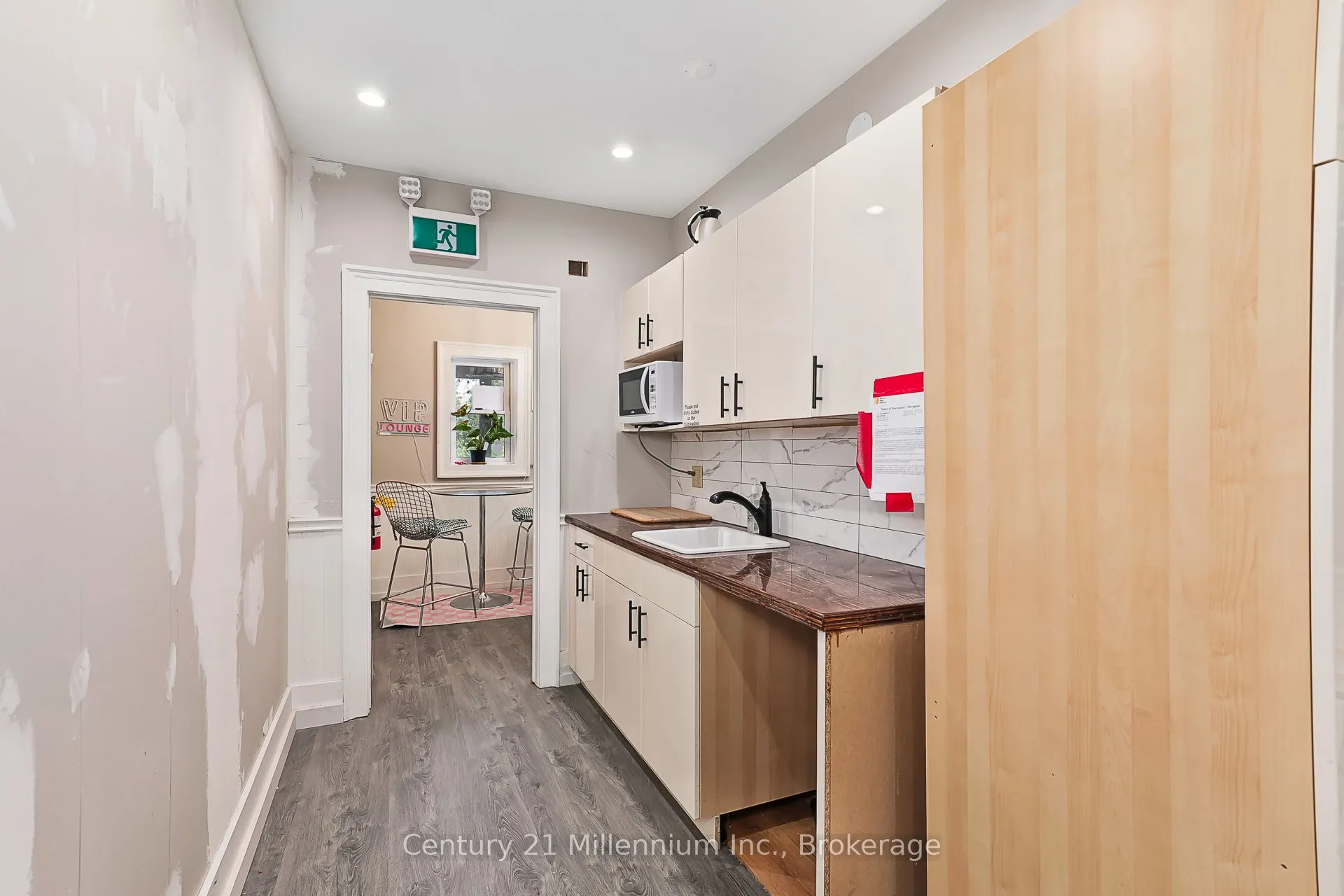 637 HURONTARIO Street, #300