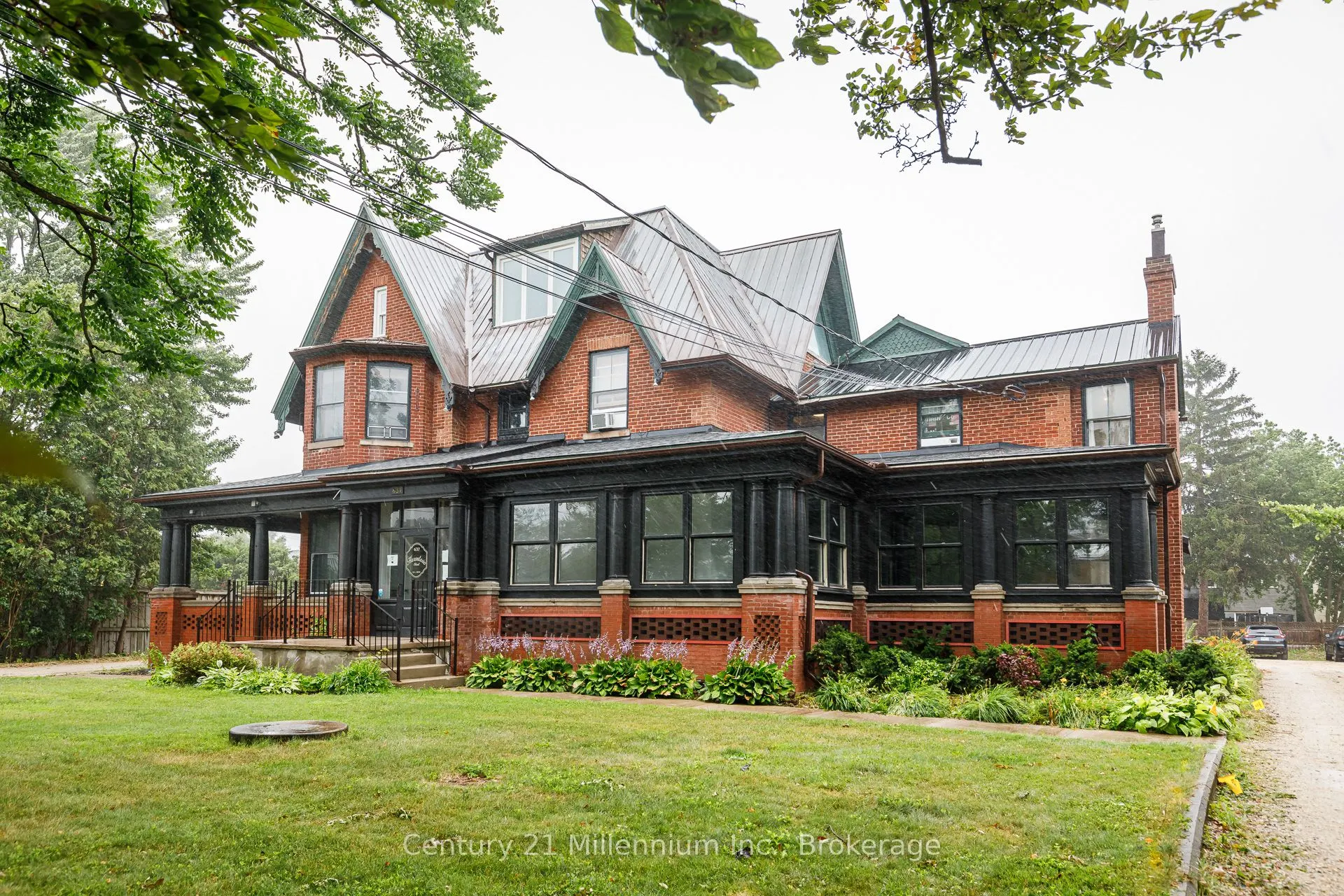 637 HURONTARIO Street, #300