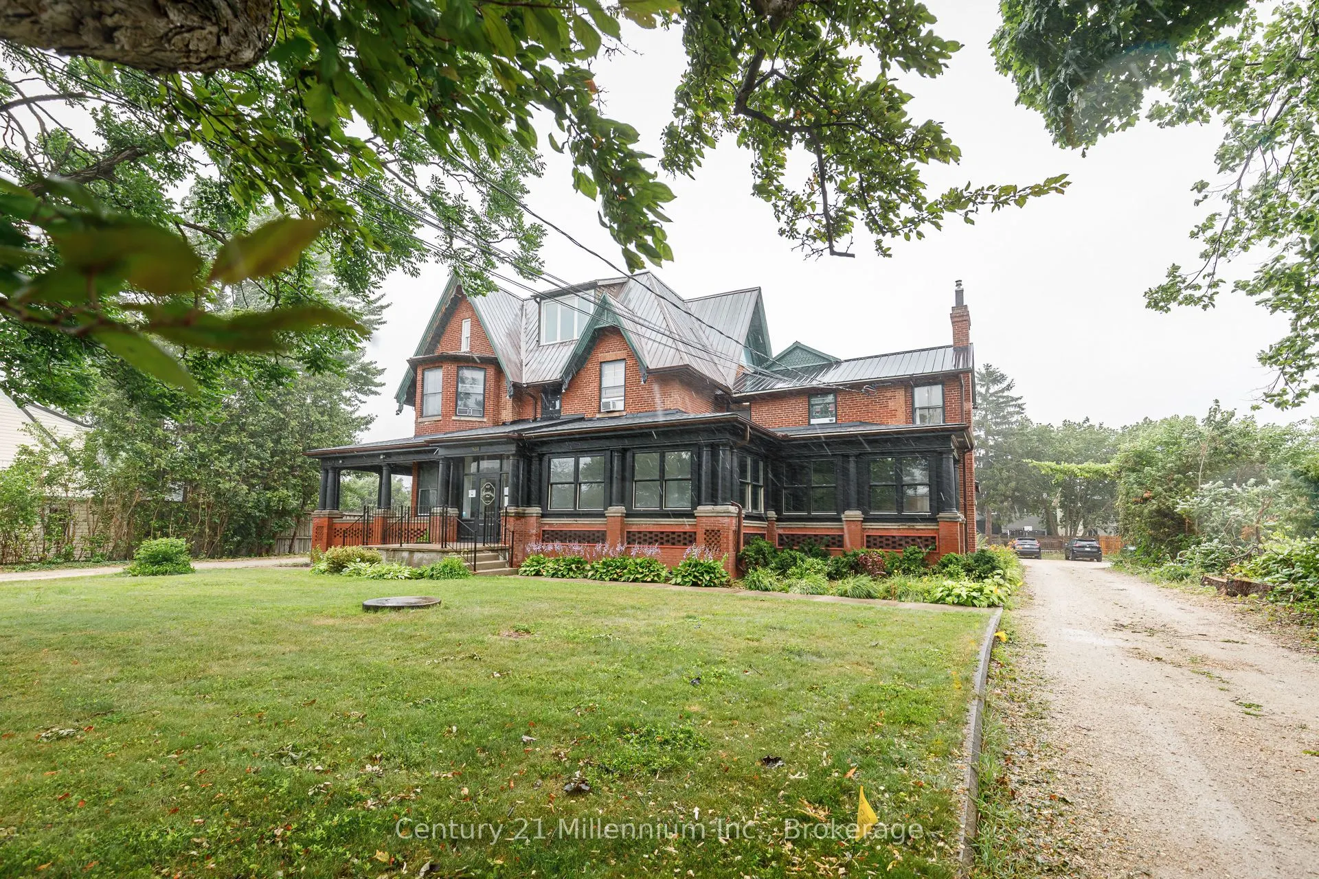 637 HURONTARIO Street, #300