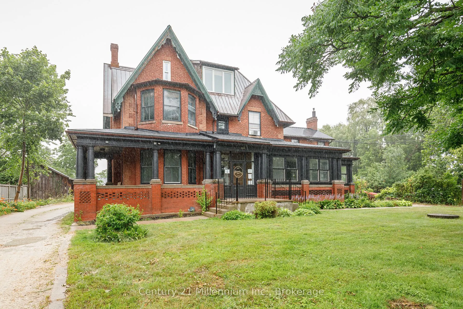 637 HURONTARIO Street, #101