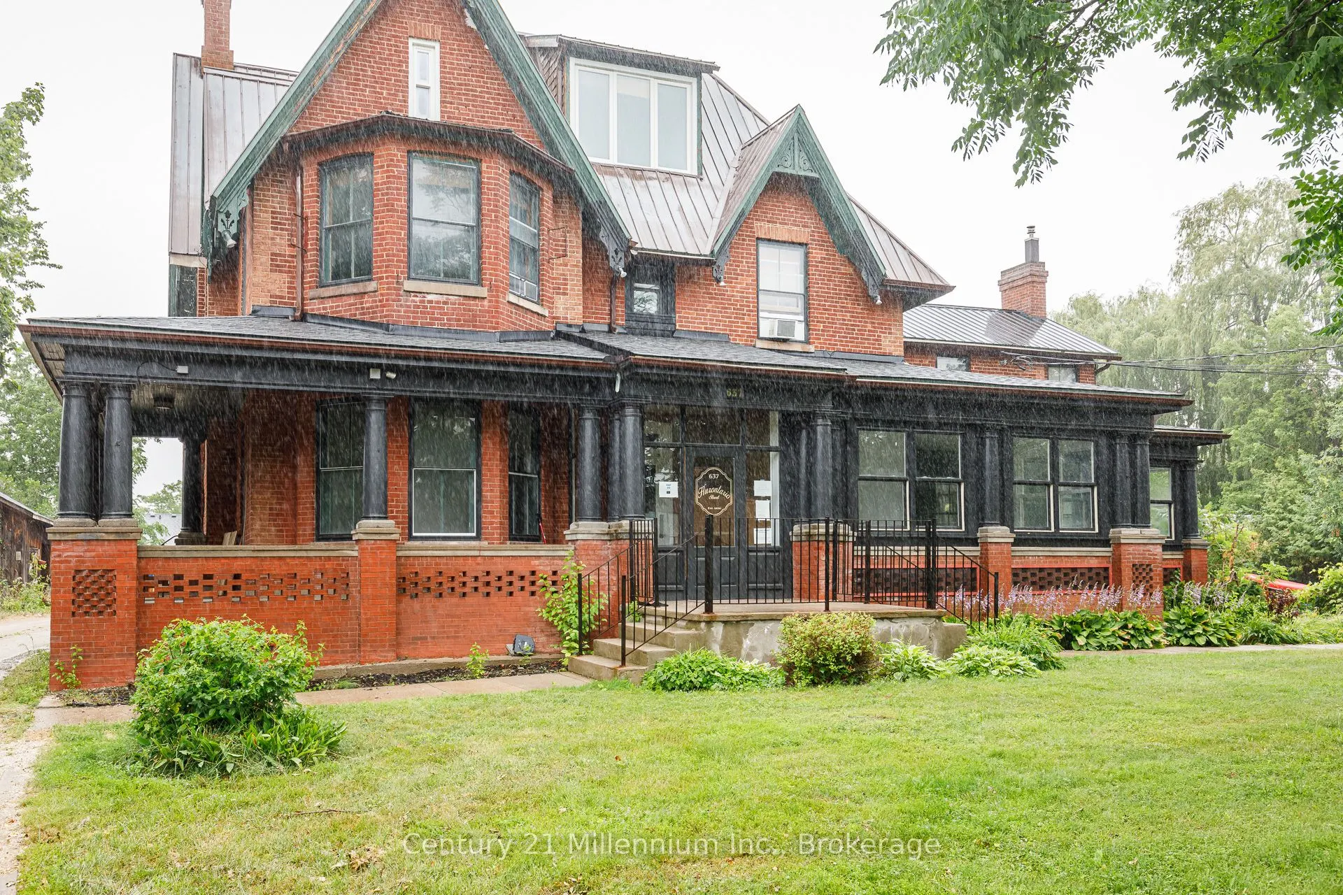 637 HURONTARIO Street, #101