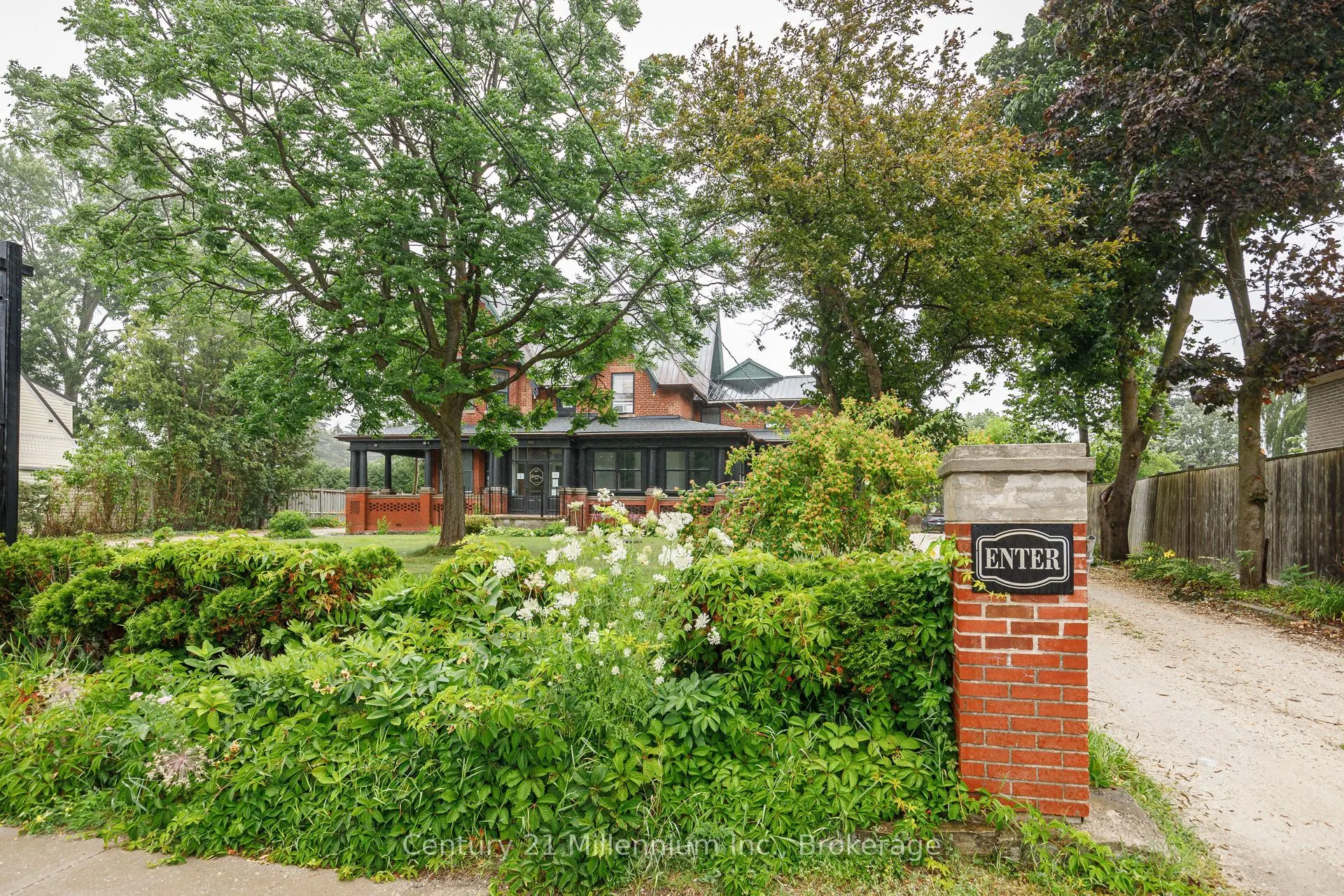 637 HURONTARIO Street, #101