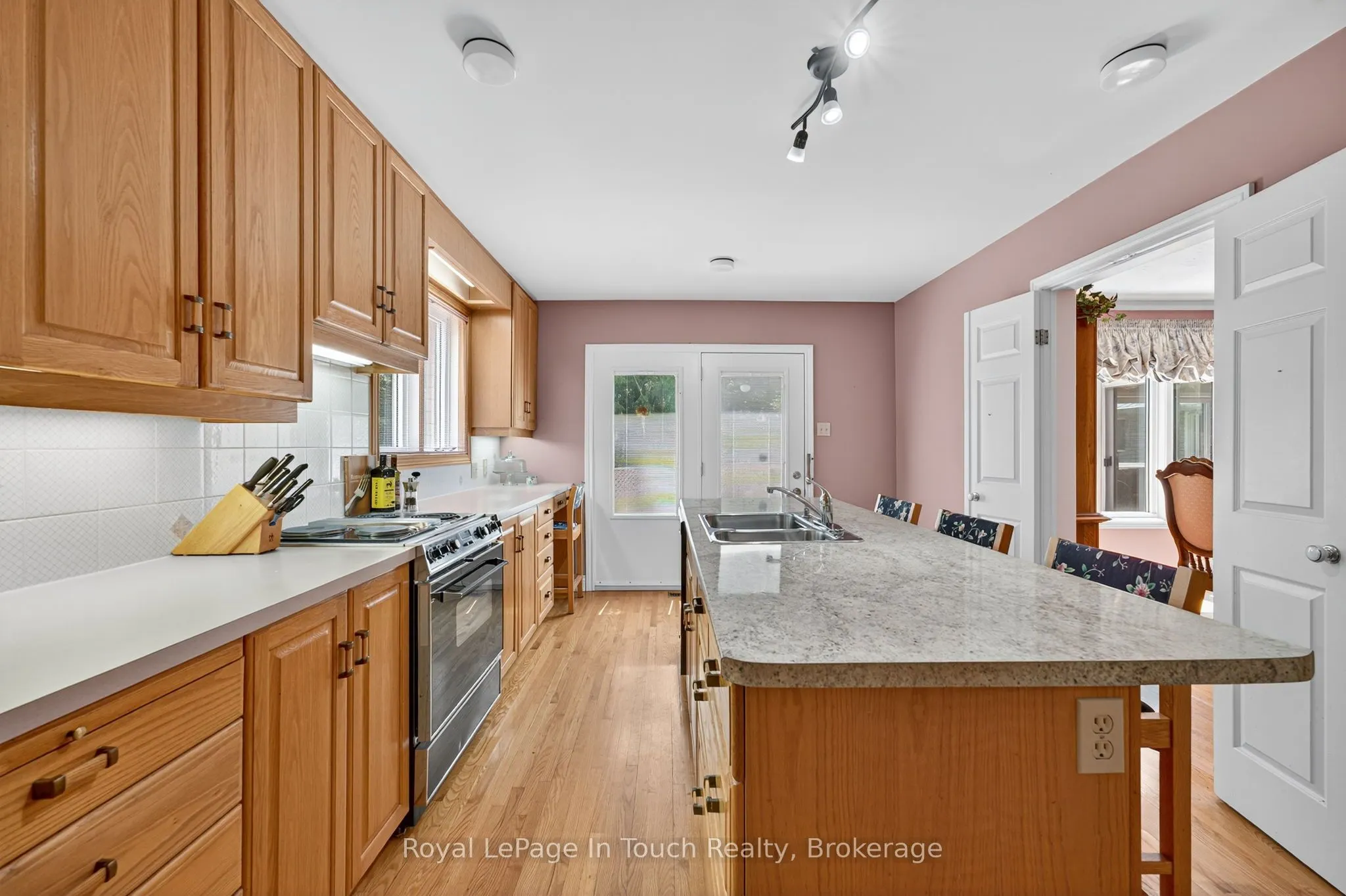 56 Robert Street E
