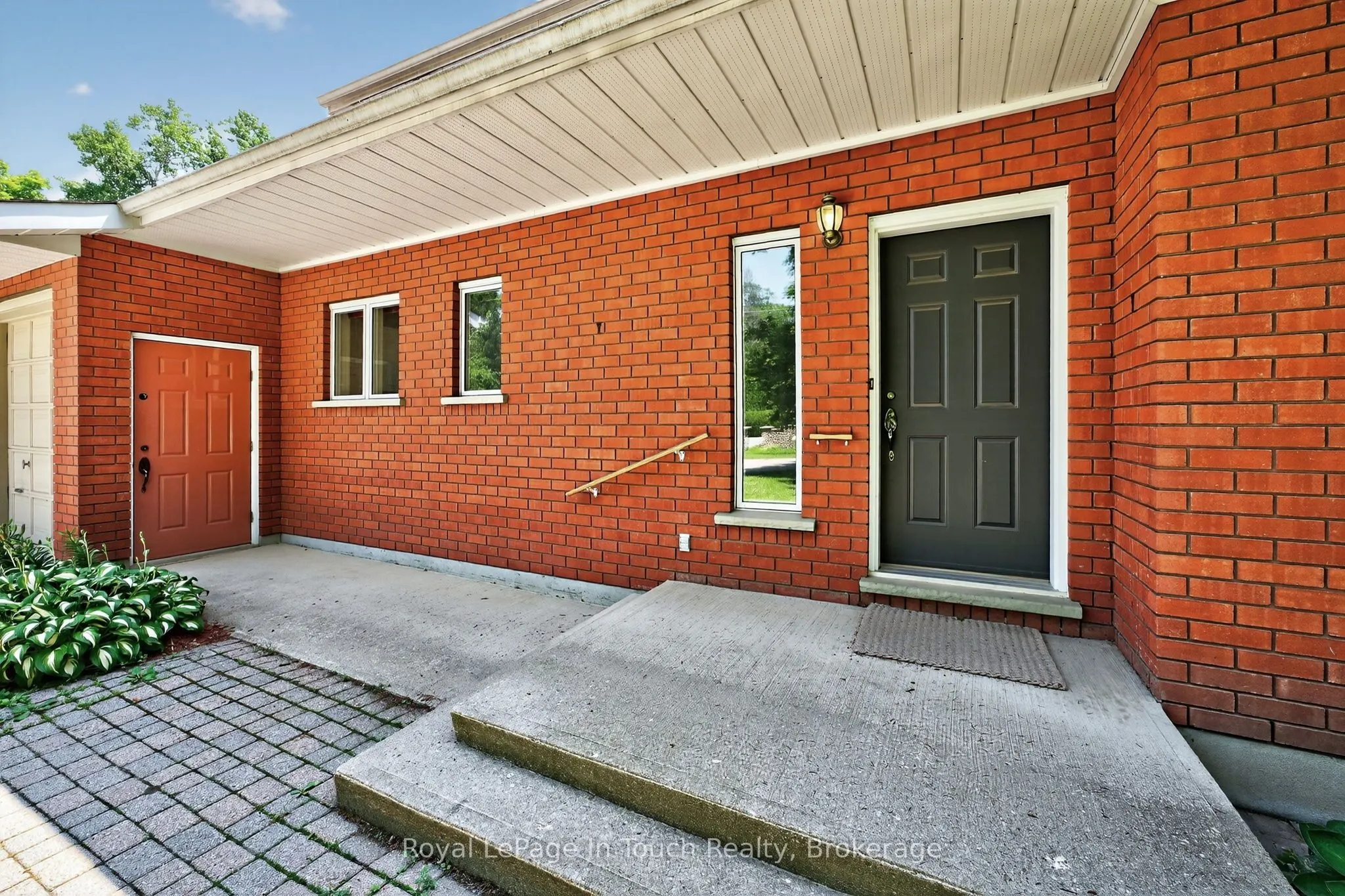 56 Robert Street E