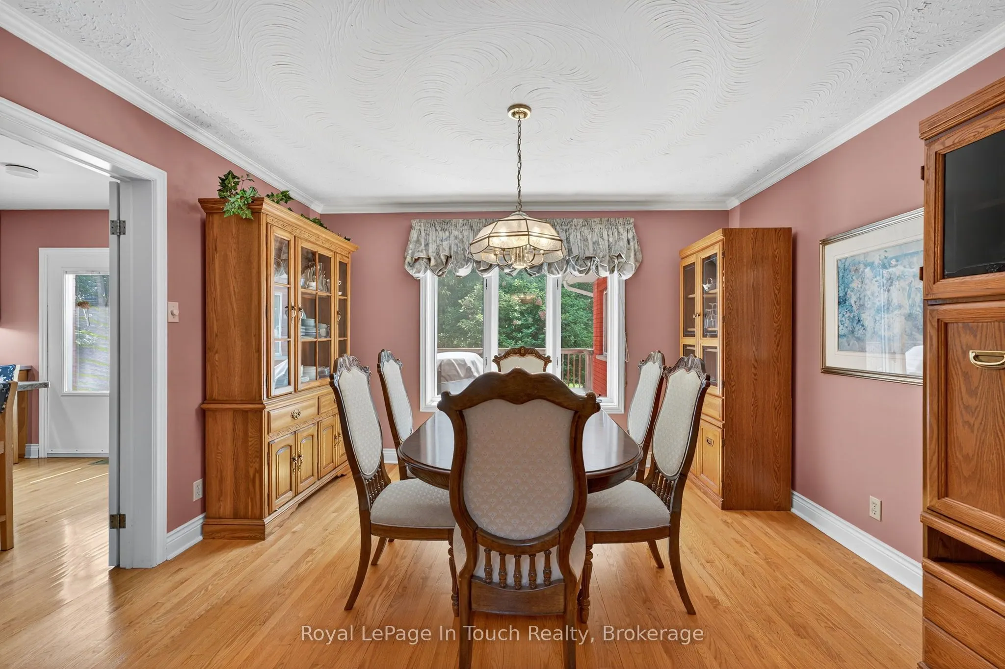 56 Robert Street E
