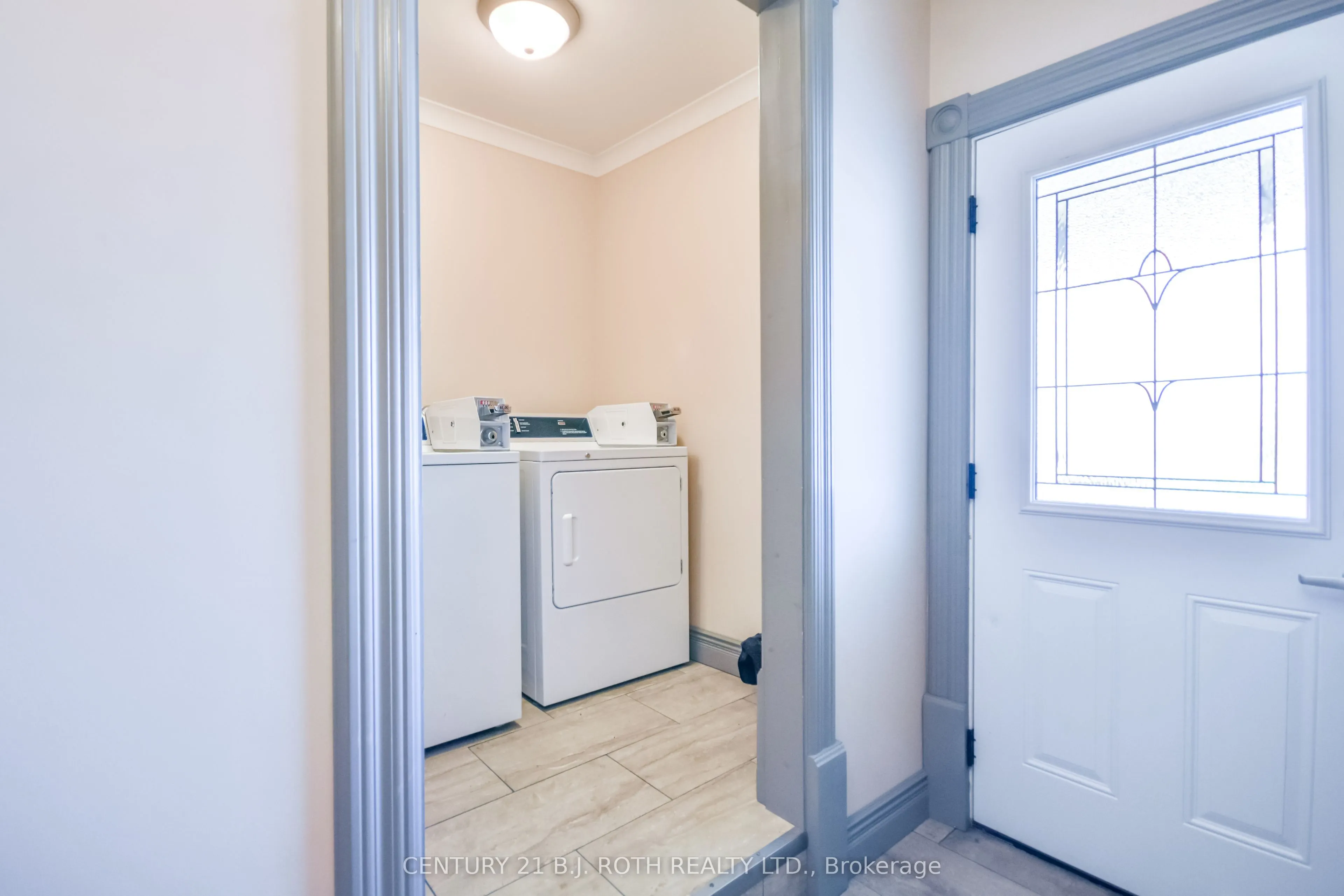89 Andrew Street S