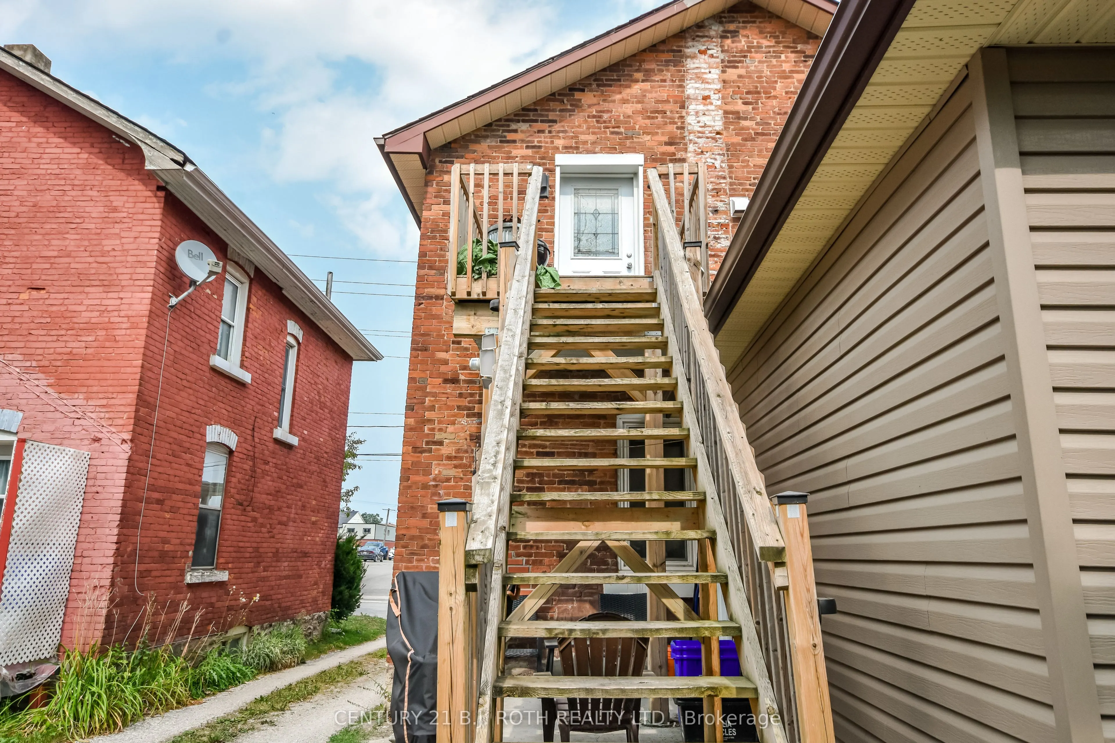 89 Andrew Street S