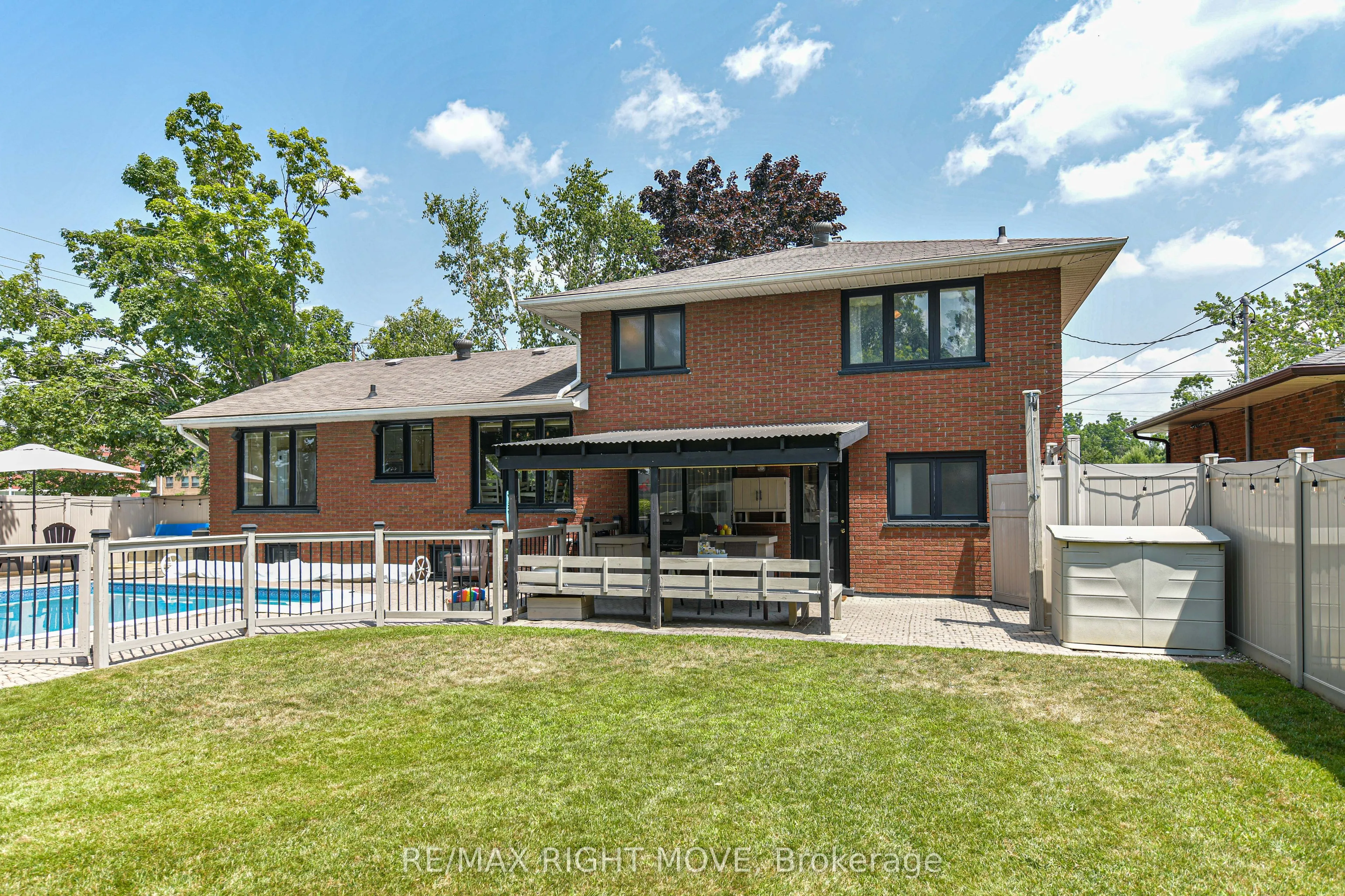 457 Peter Street N
