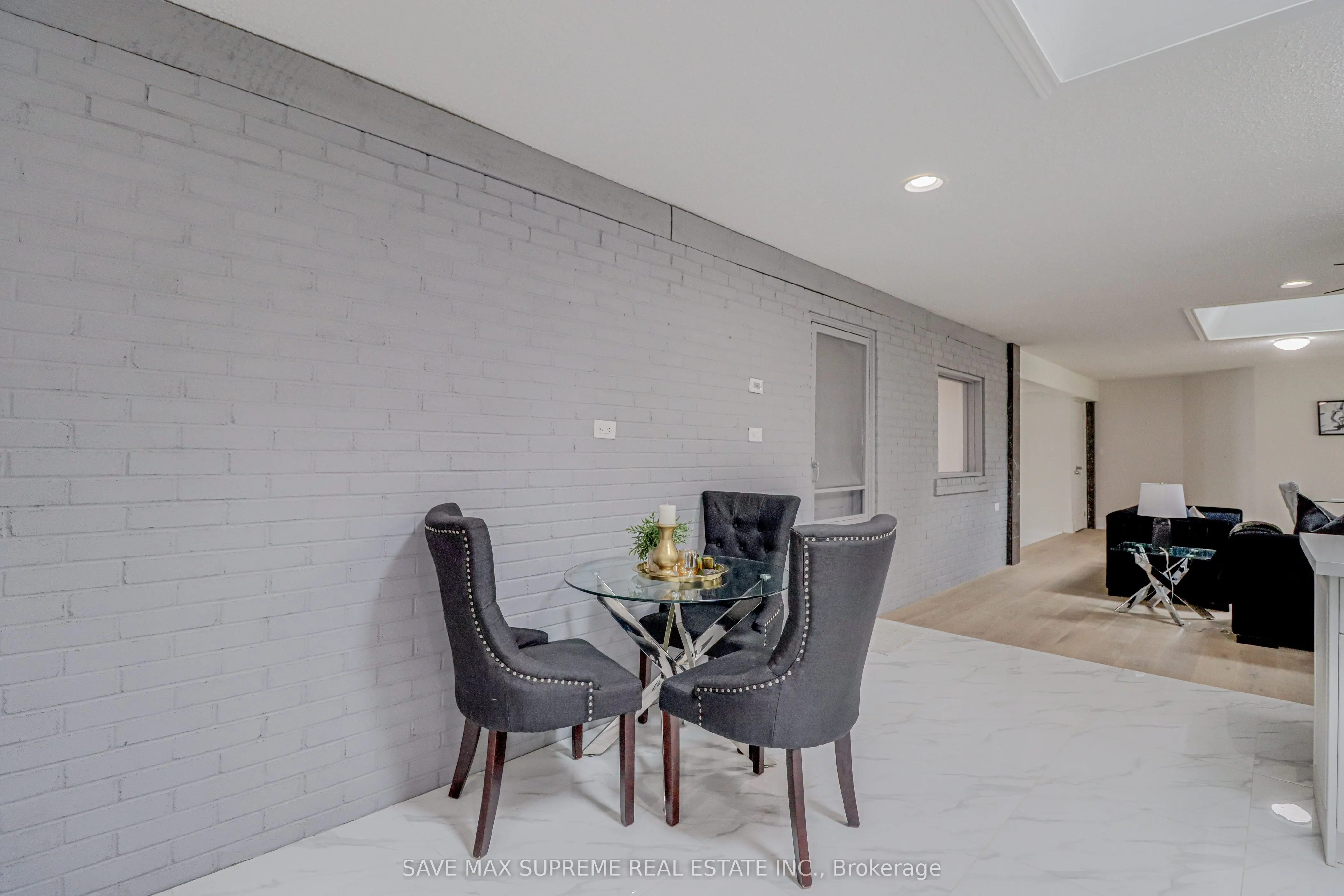 10 CURTISS Court