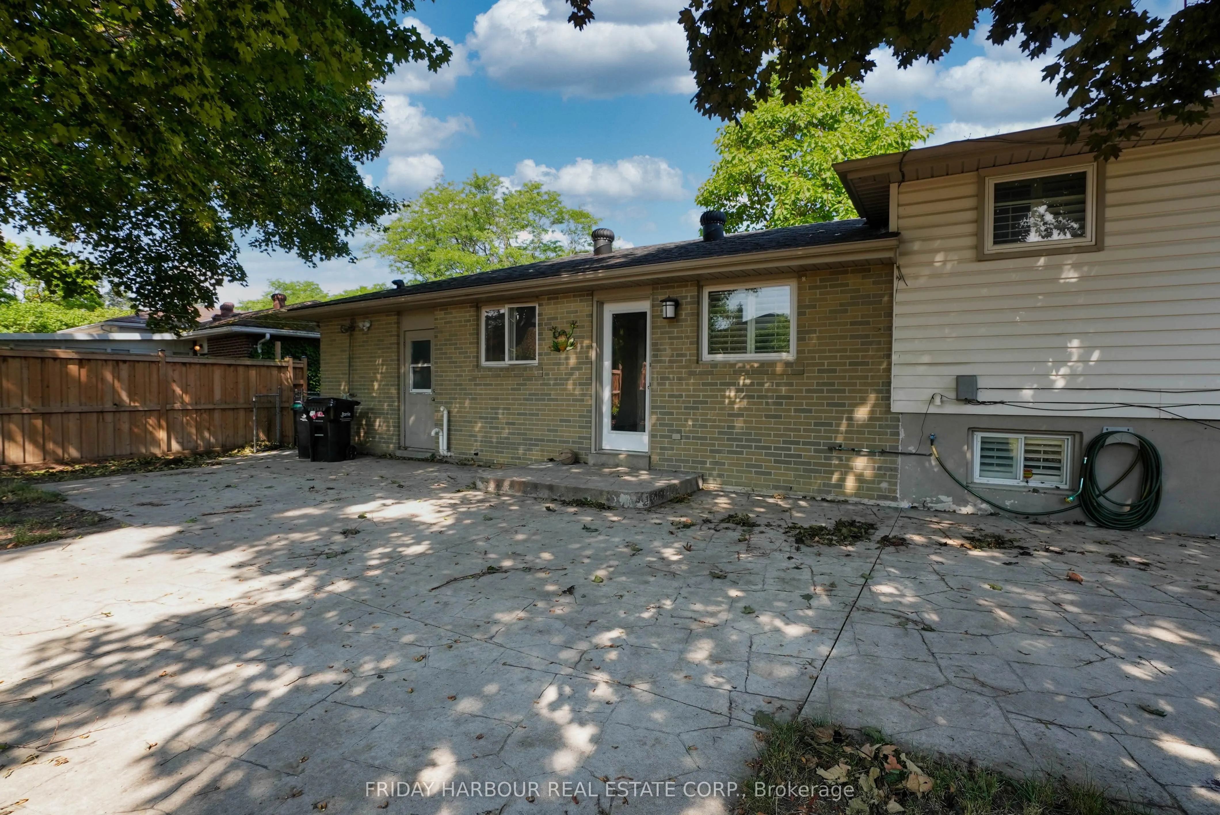 9 MEADOWLAND Avenue