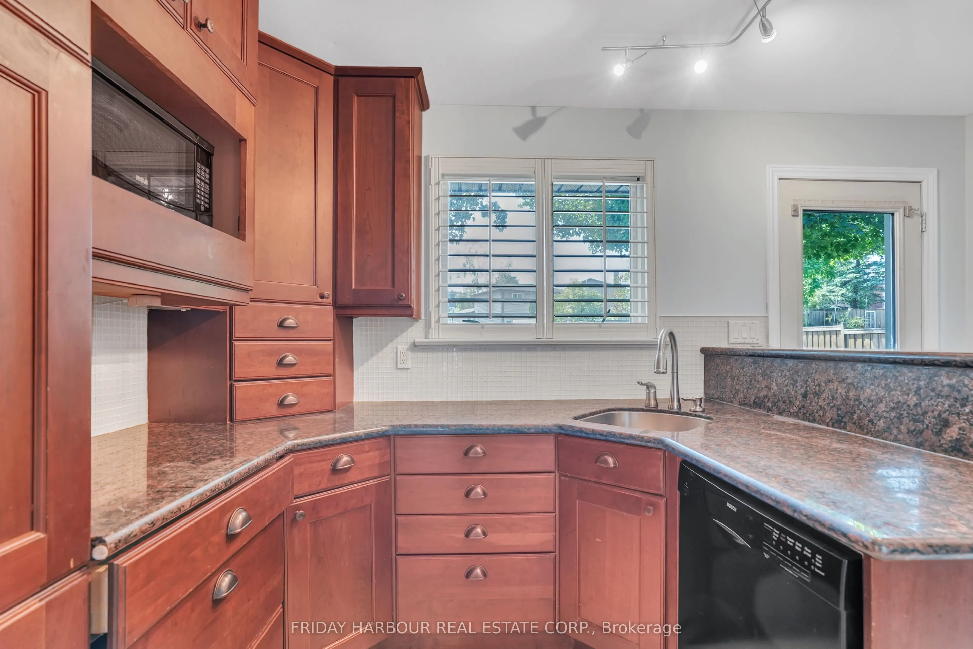 9 MEADOWLAND Avenue