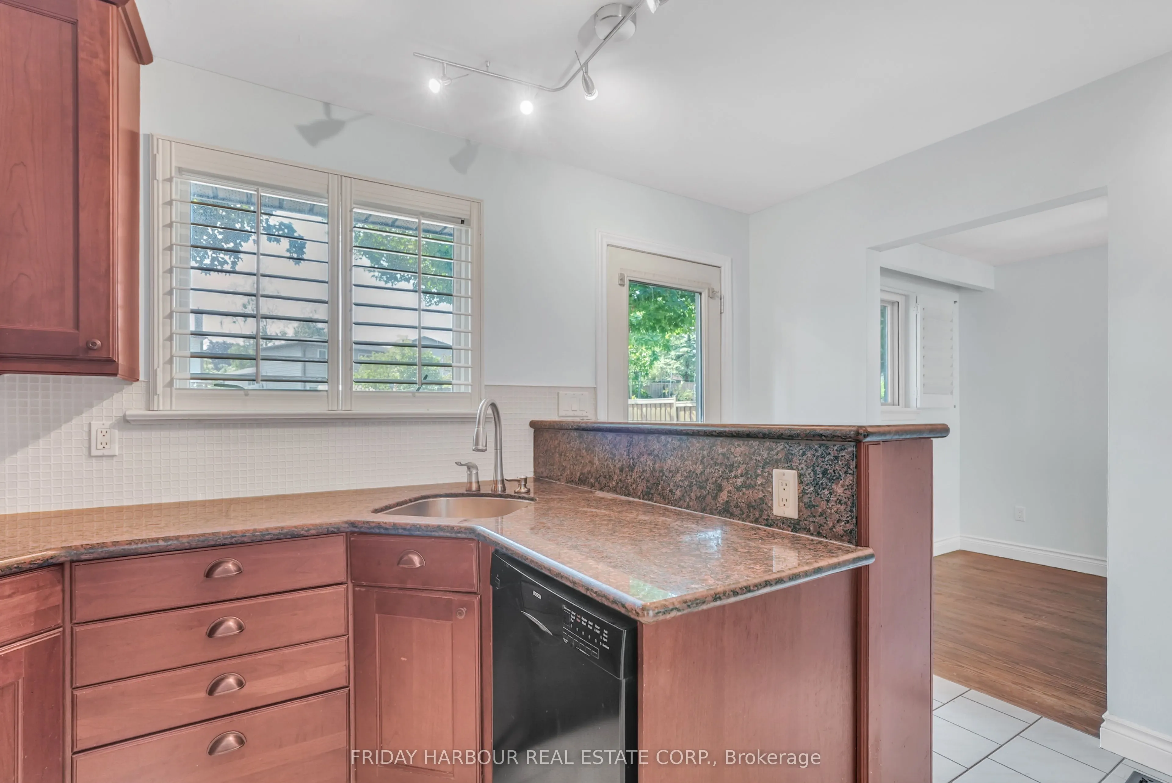 9 MEADOWLAND Avenue
