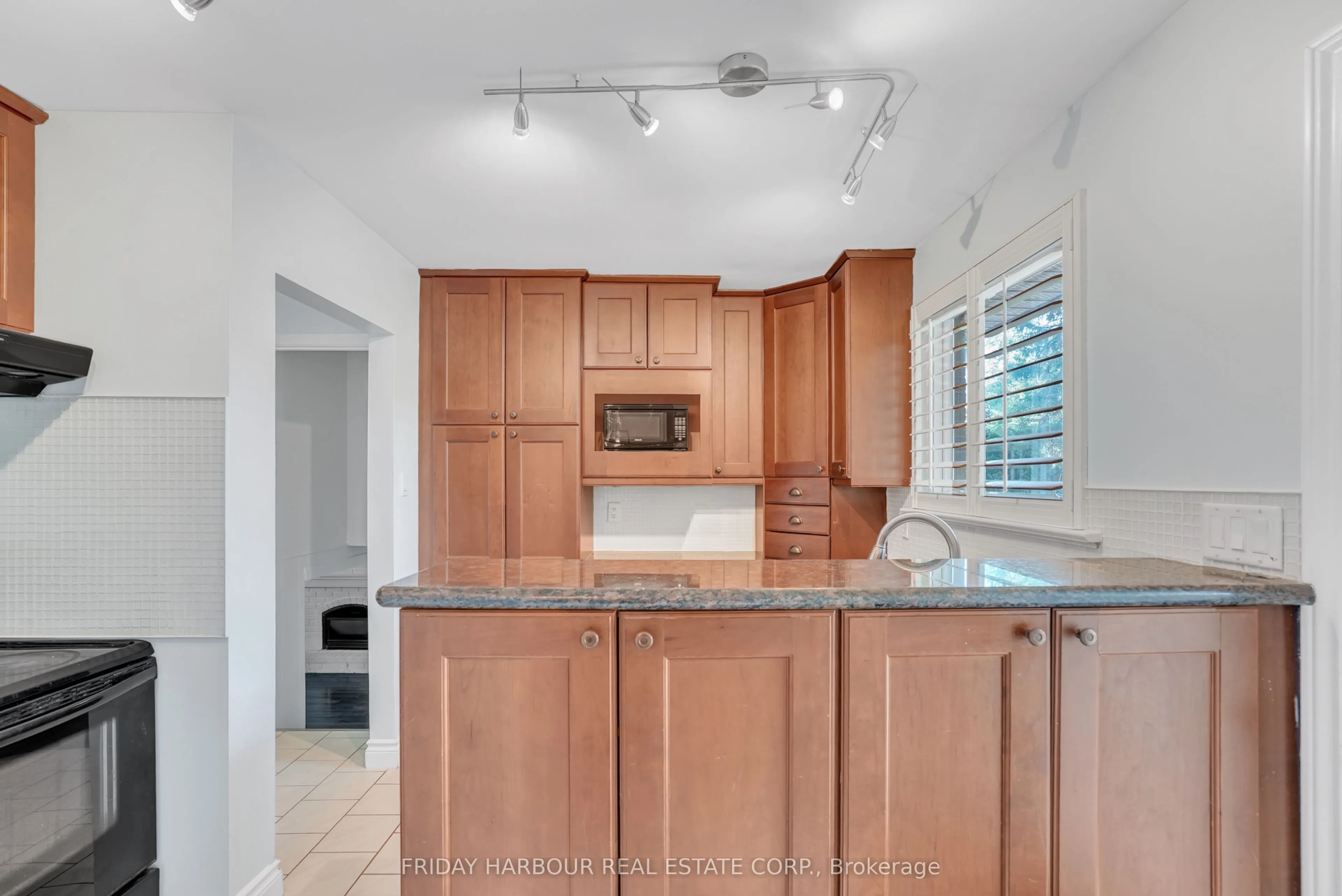 9 MEADOWLAND Avenue