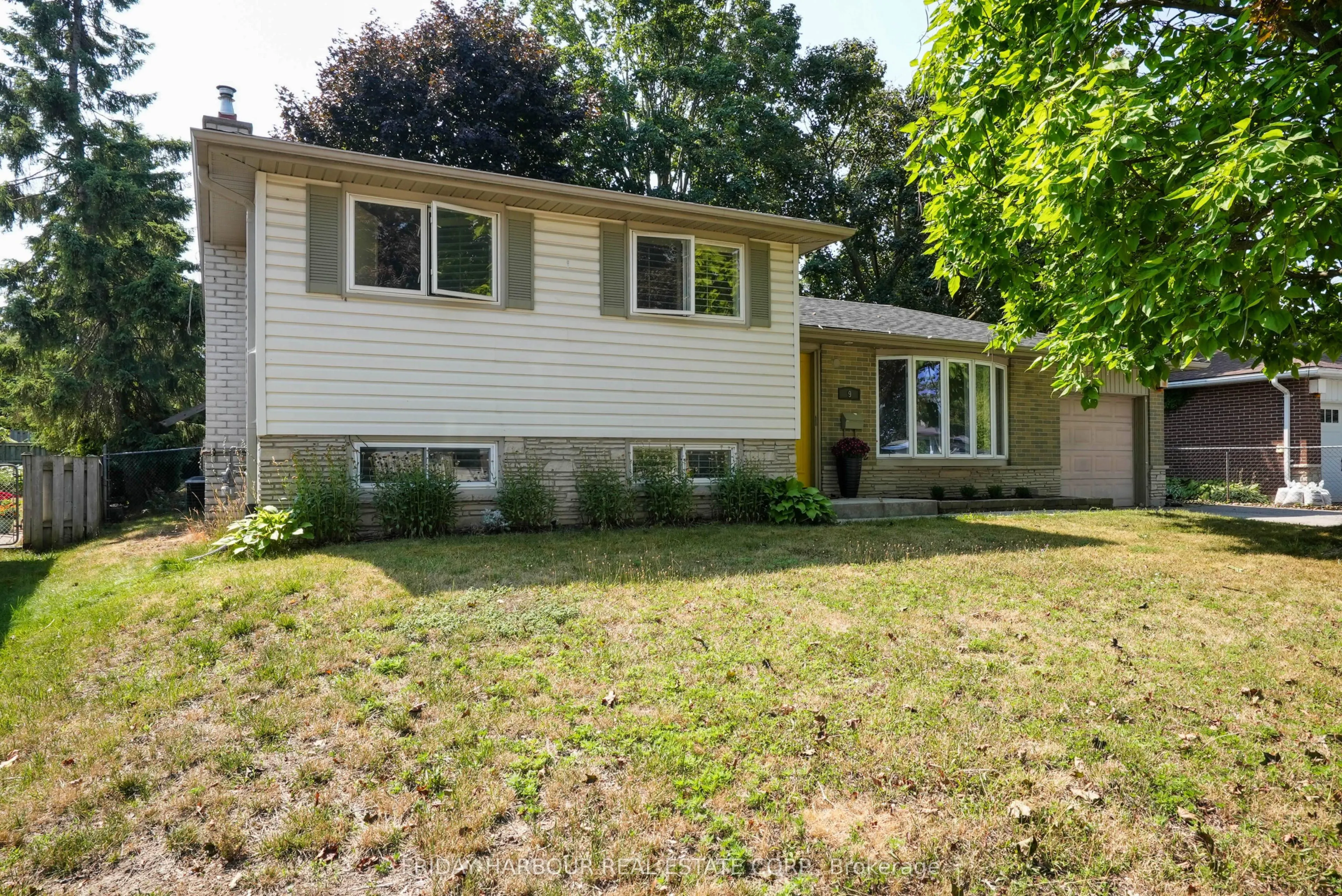 9 MEADOWLAND Avenue