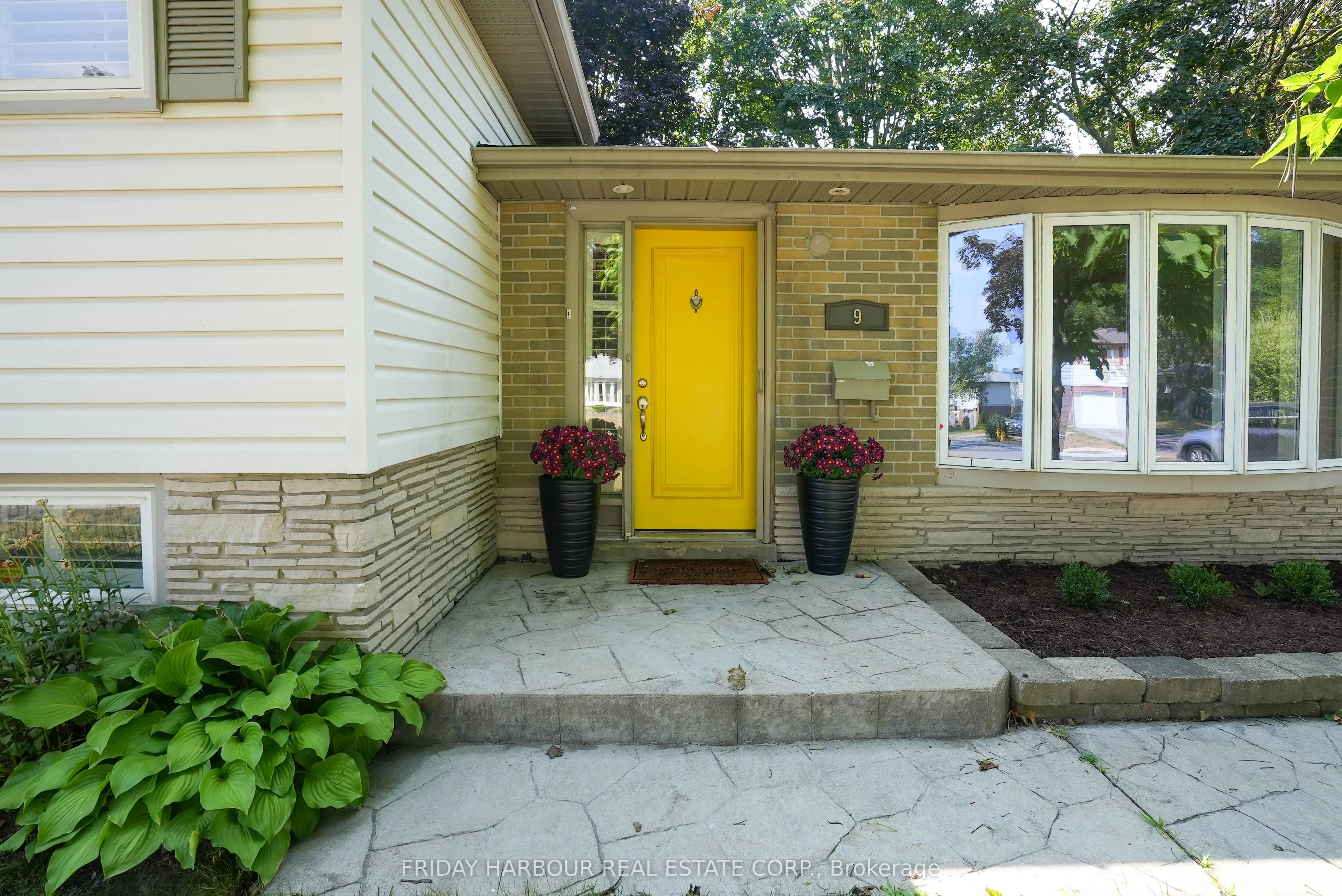 9 MEADOWLAND Avenue
