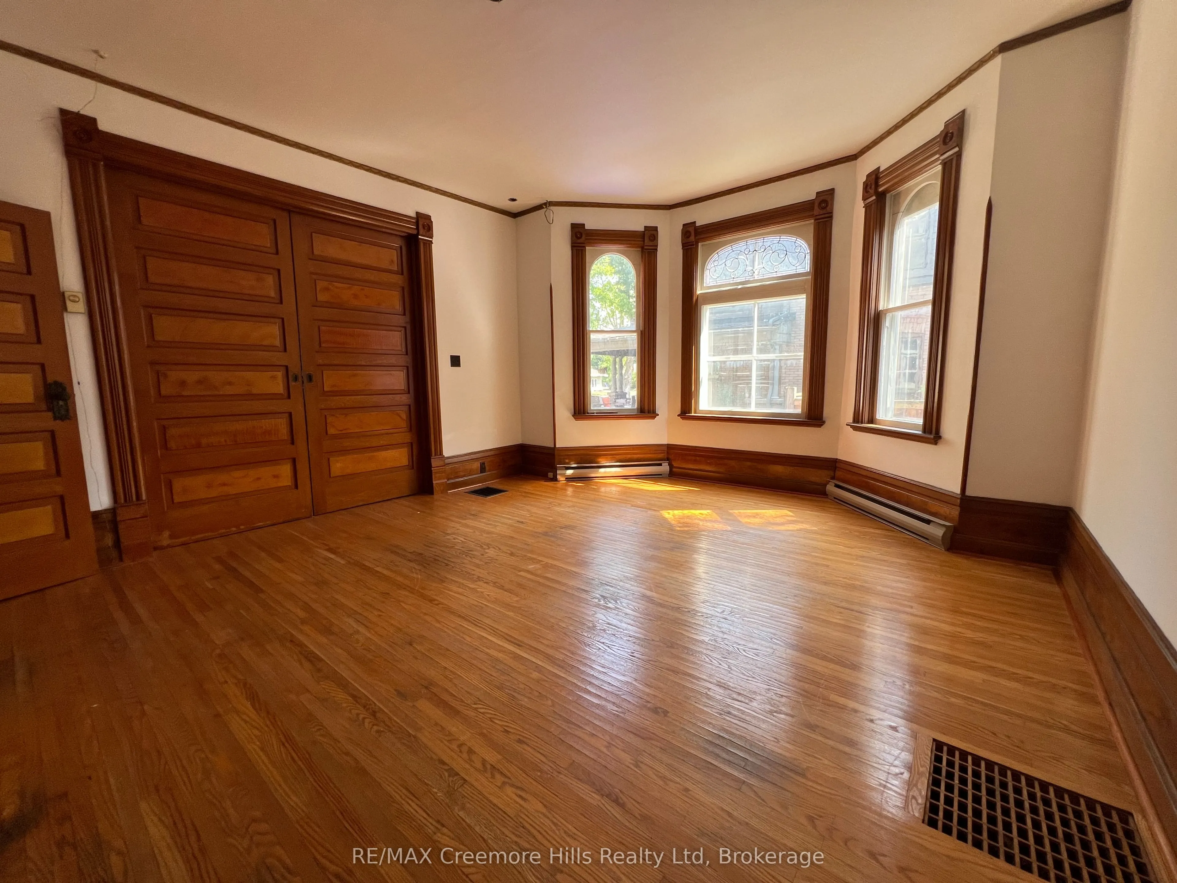 3 Wellington Street E
