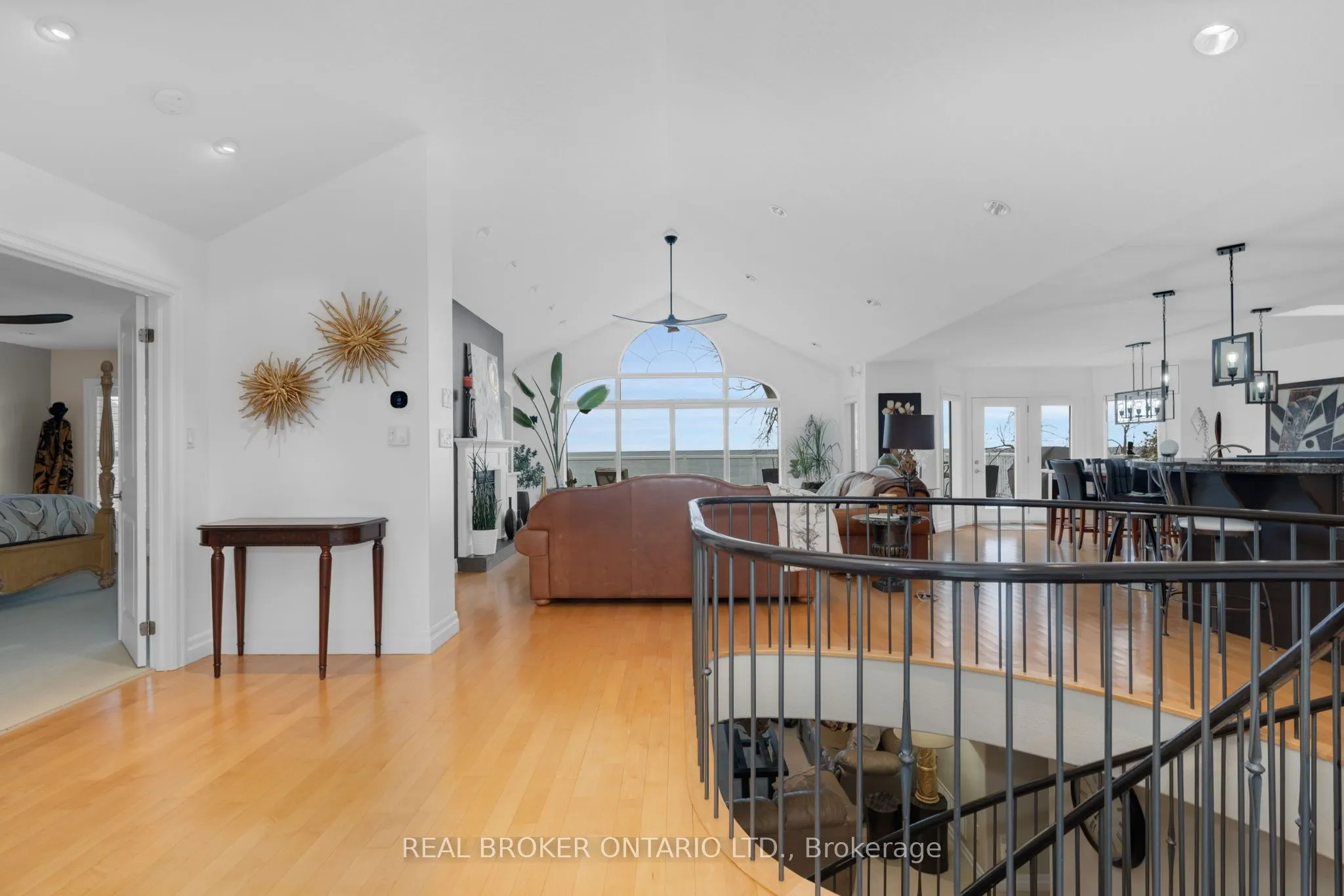 91 Lakeshore Road W