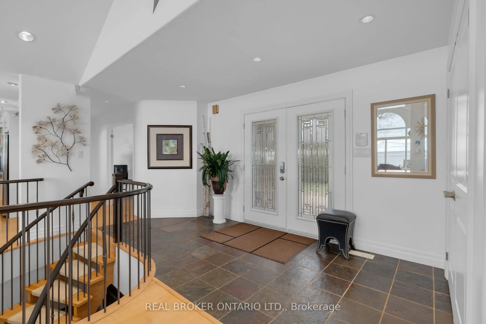 91 Lakeshore Road W