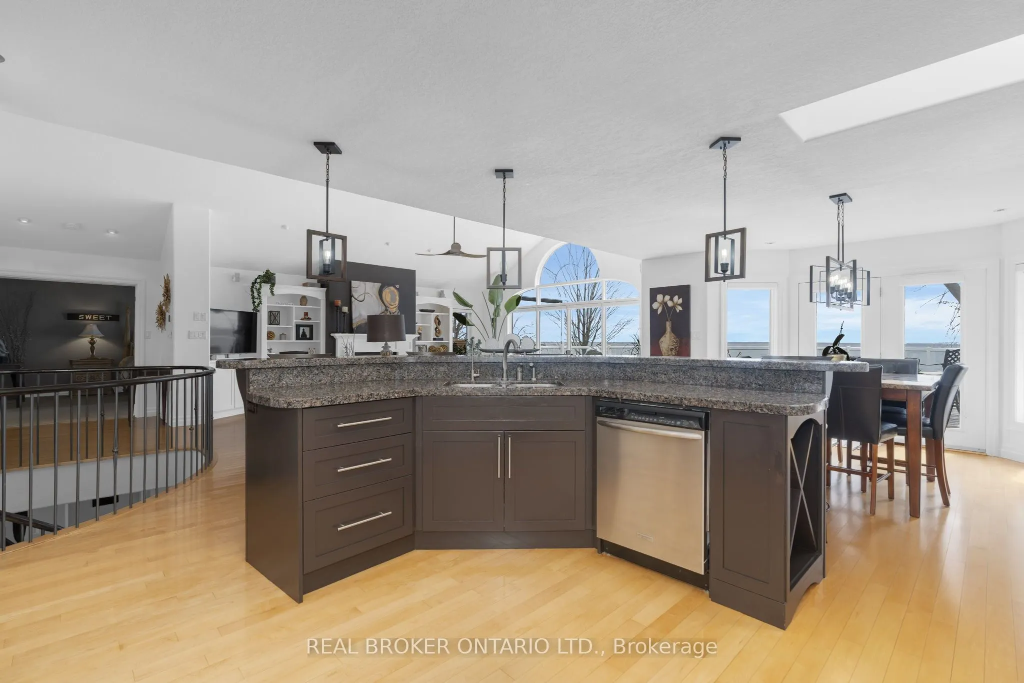 91 Lakeshore Road W