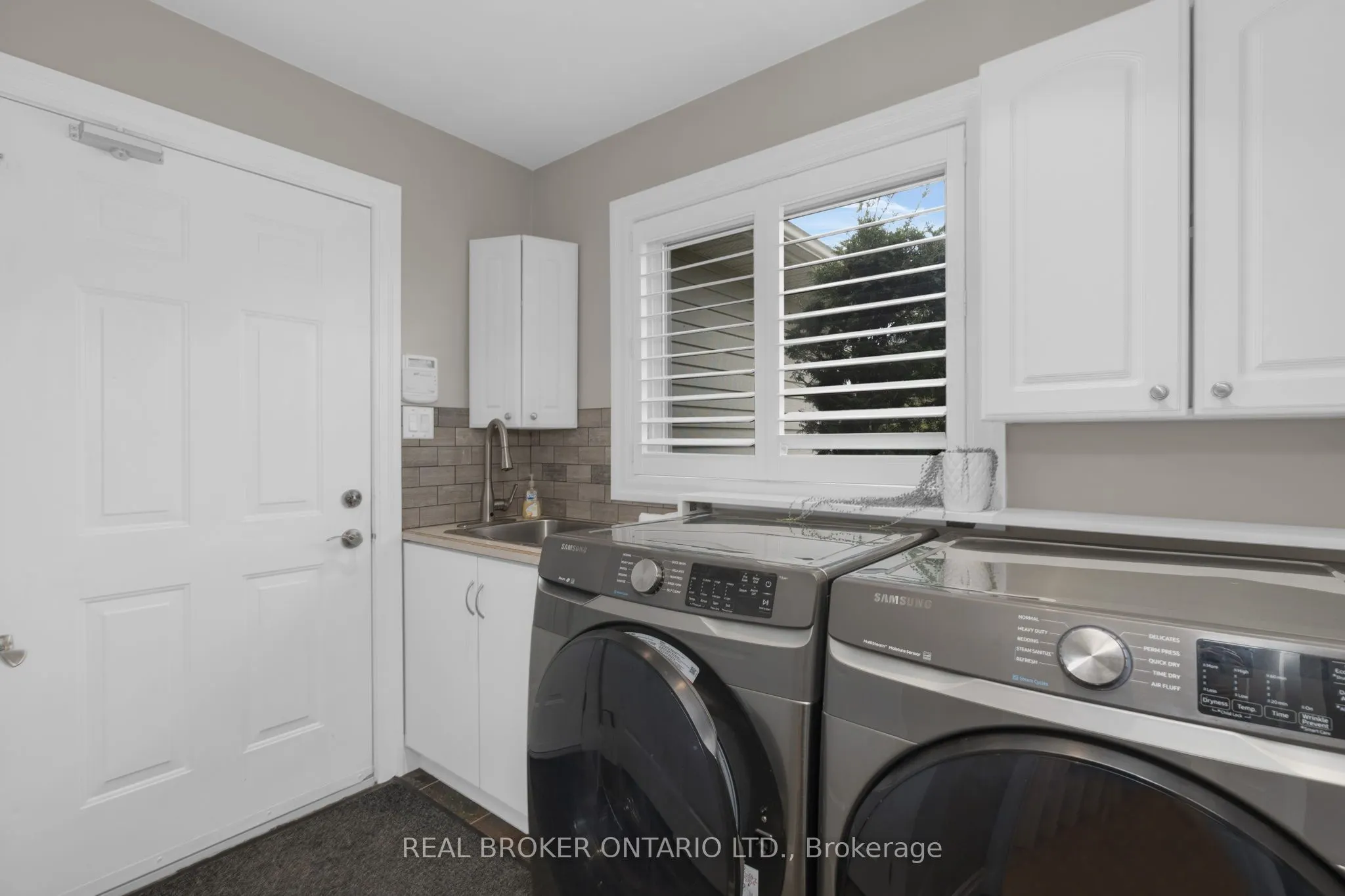 91 Lakeshore Road W