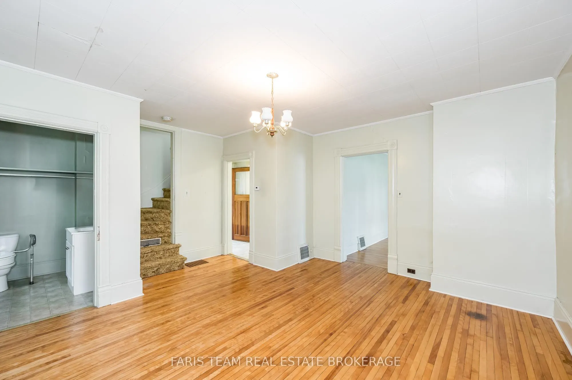 9 Borland Street E