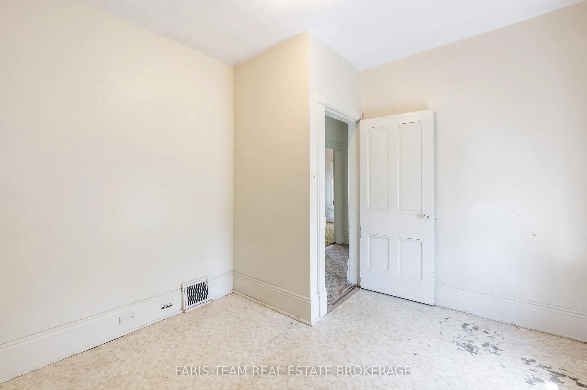 9 Borland Street E