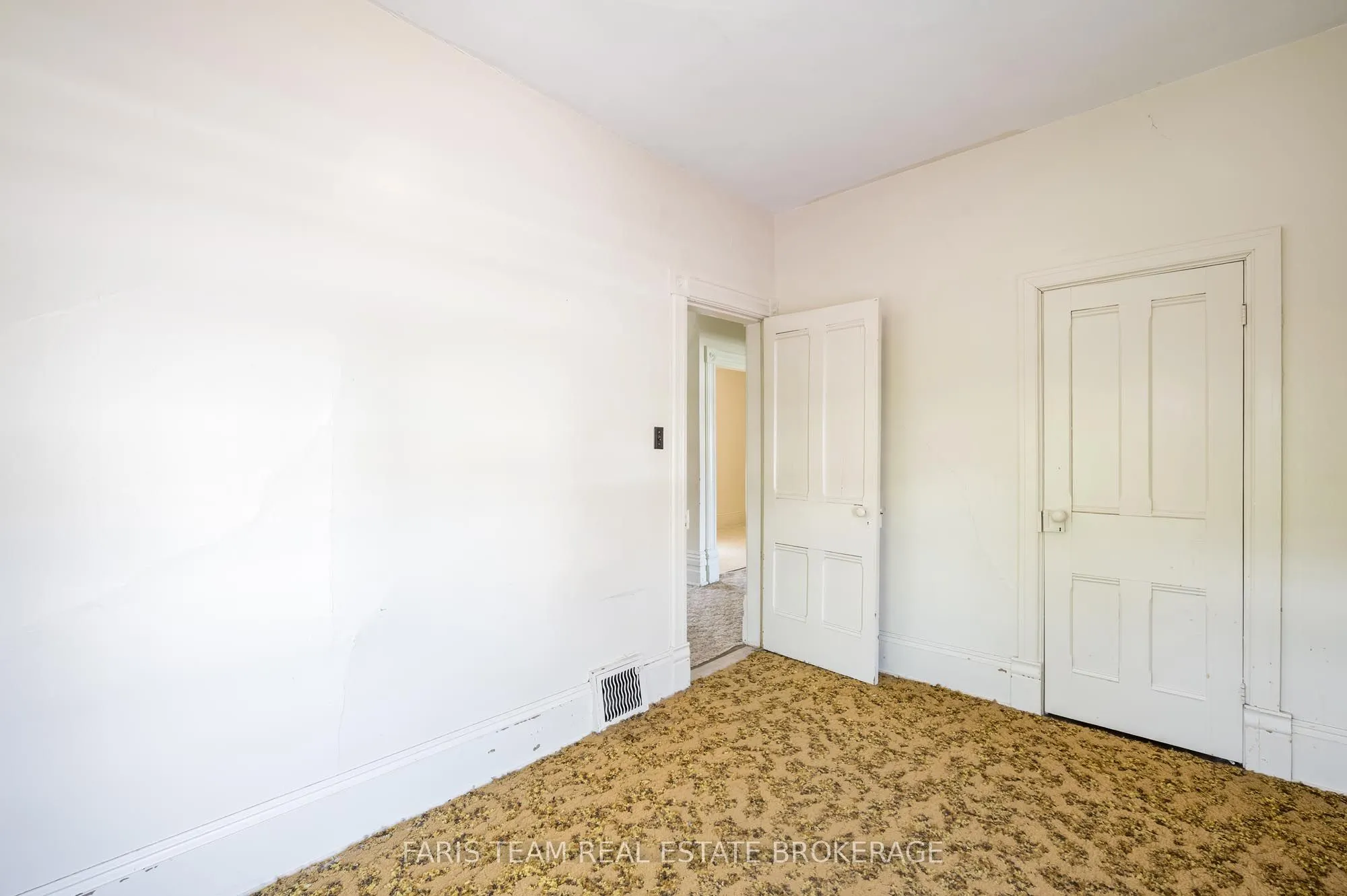 9 Borland Street E